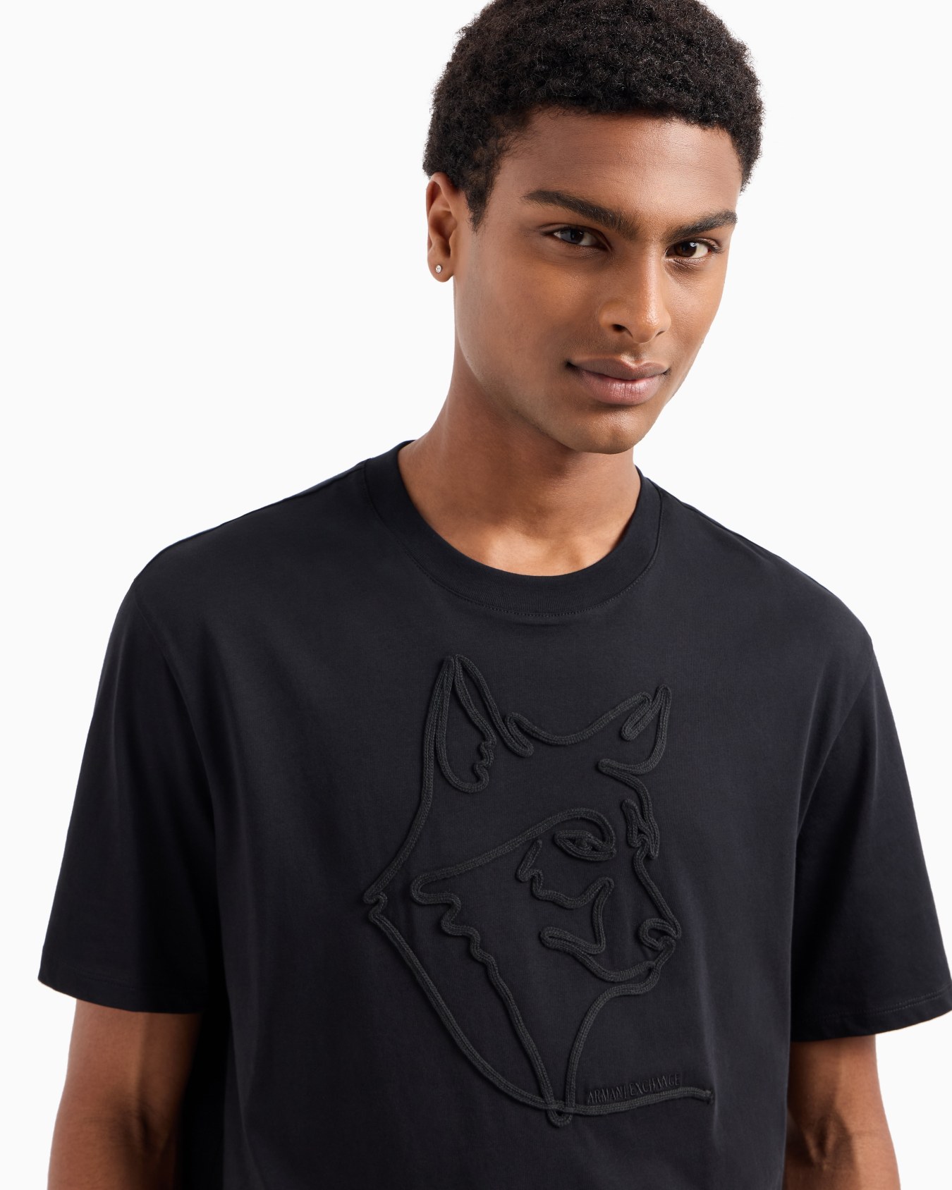 Camiseta regular fit con bordado tono sobre tono de algodón orgánico  Diapositiva 4