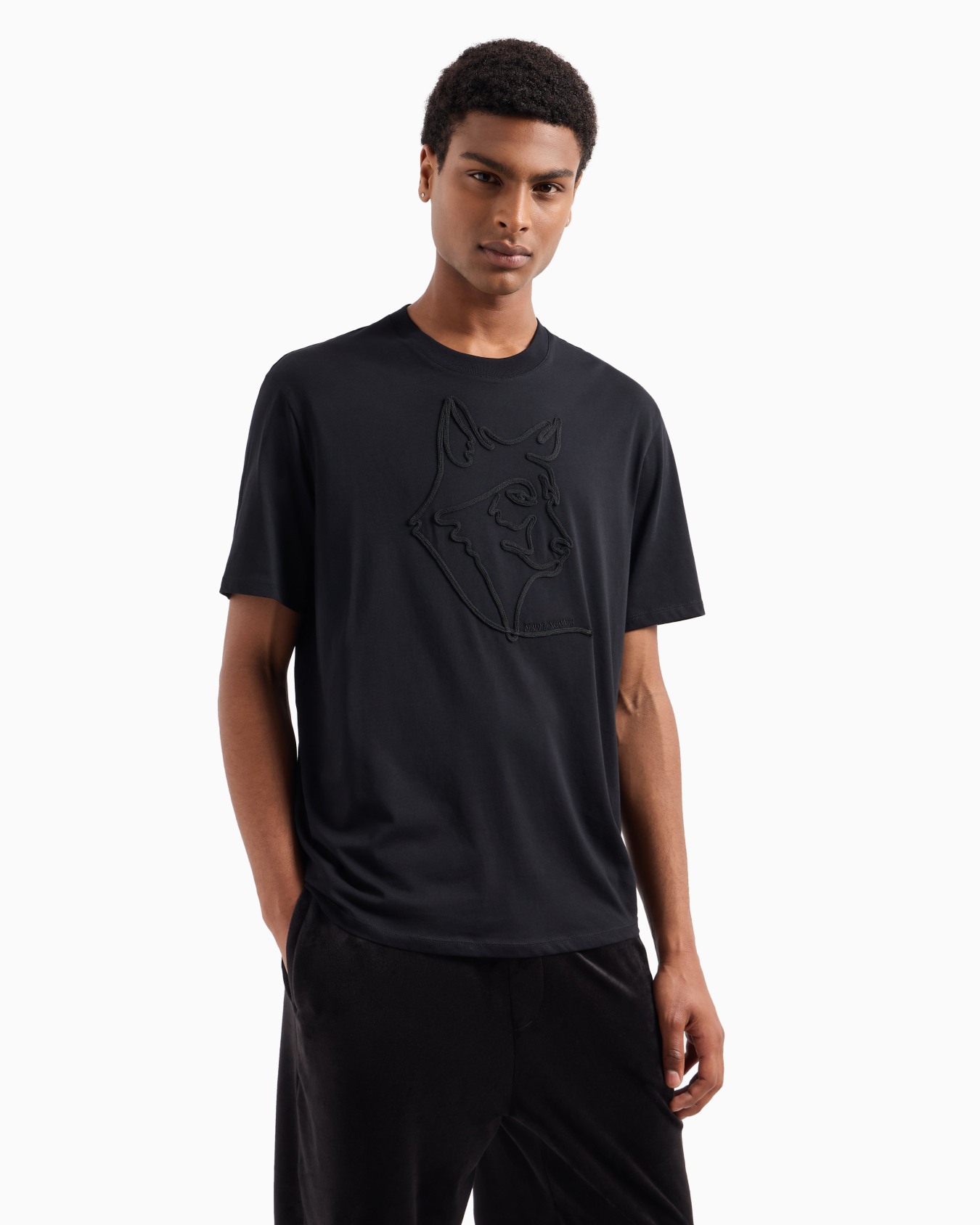 Camiseta regular fit con bordado tono sobre tono de algodón orgánico  Diapositiva 1