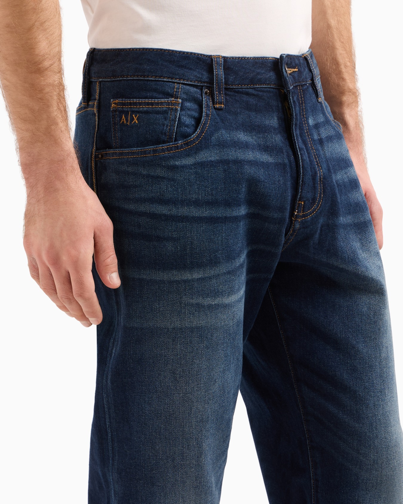 Vaqueros J16 de corte recto en denim de algodón lavado a la piedra Diapositiva 4