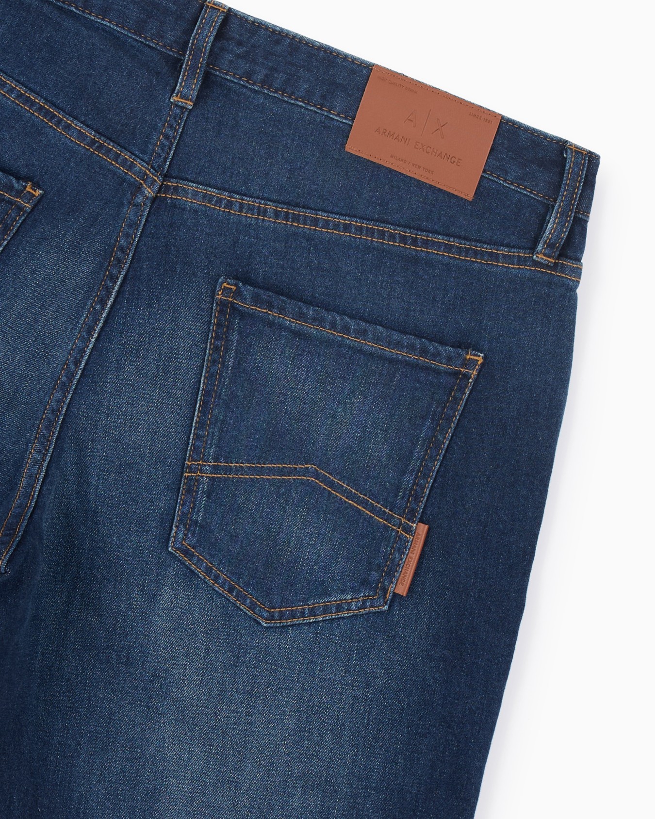 Vaqueros J16 de corte recto en denim de algodón lavado a la piedra Diapositiva 5