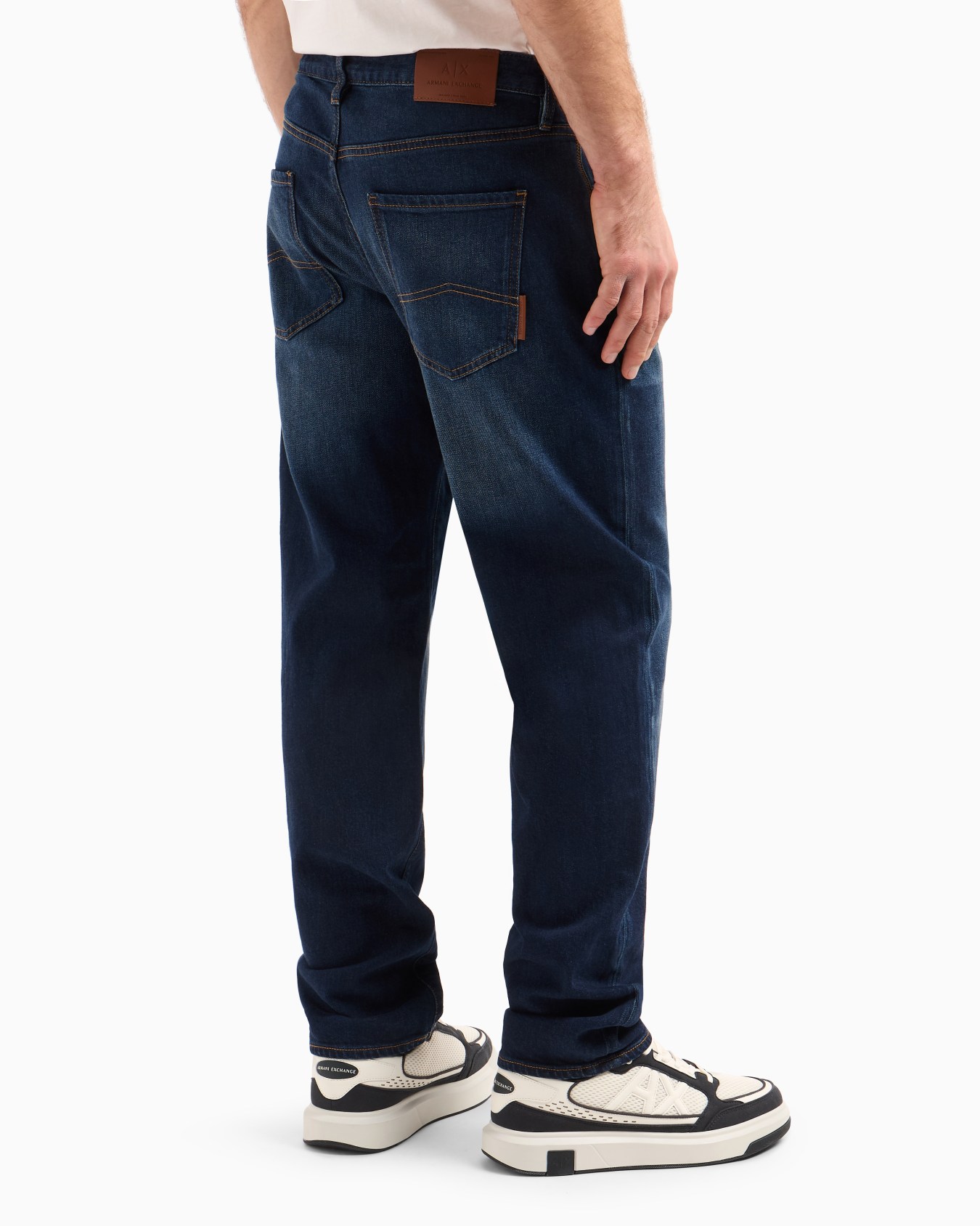 Vaqueros J16 de corte recto en denim de algodón lavado a la piedra Diapositiva 2