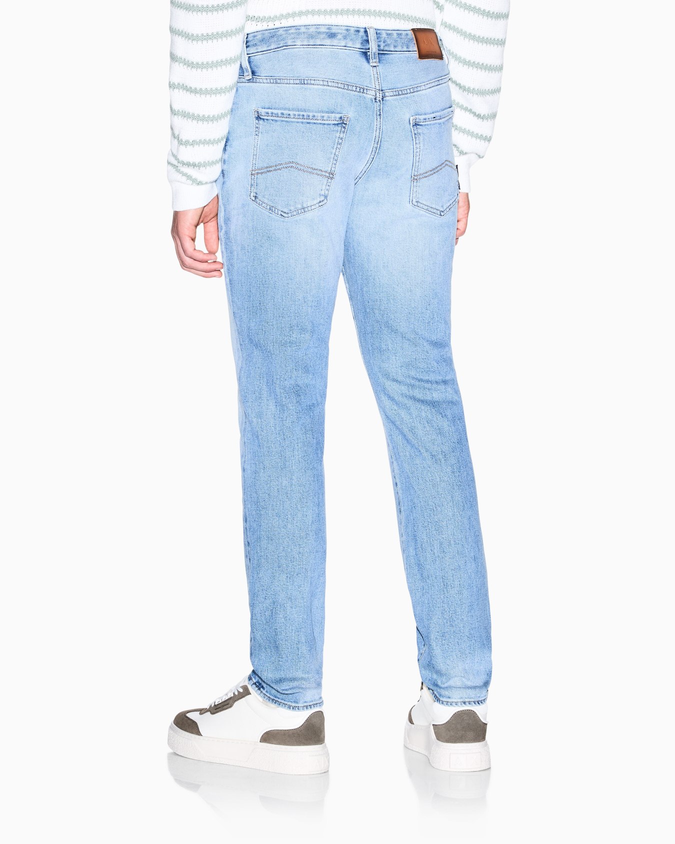 ライトブルーウォッシュ スリムフィット デニムパンツ スライドする 3