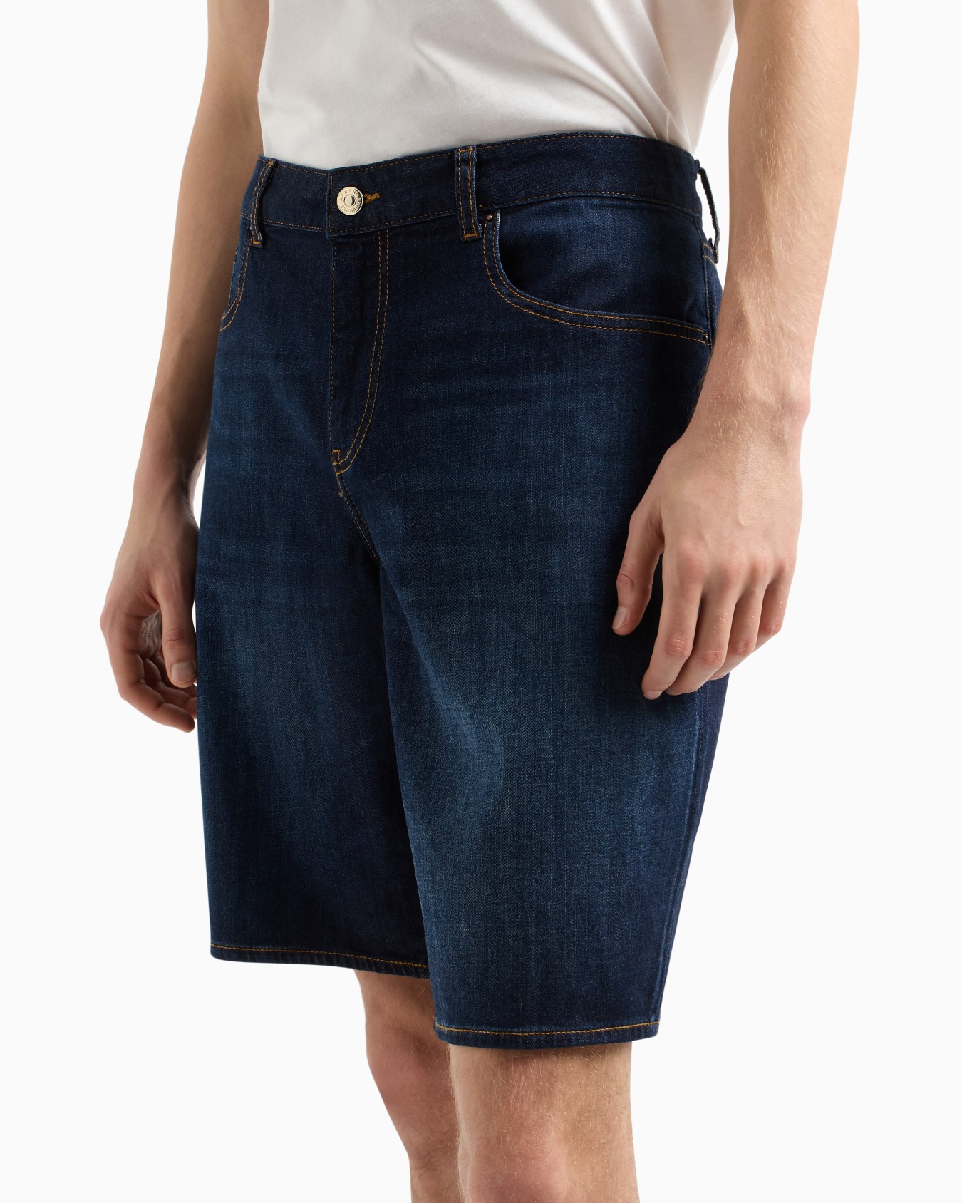 Short en jean de coton avec surpiqûres contrastées Diapositive 4