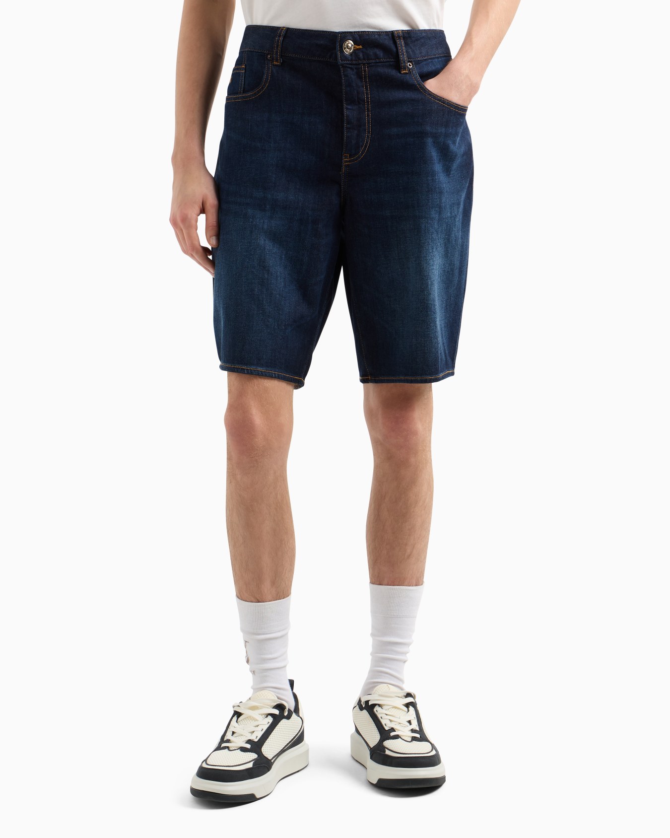 Short en jean de coton avec surpiqûres contrastées Diapositive 3
