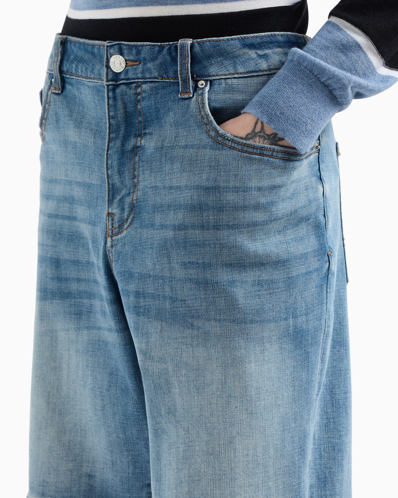 Cotton denim shorts with contrast stitching Slide 4