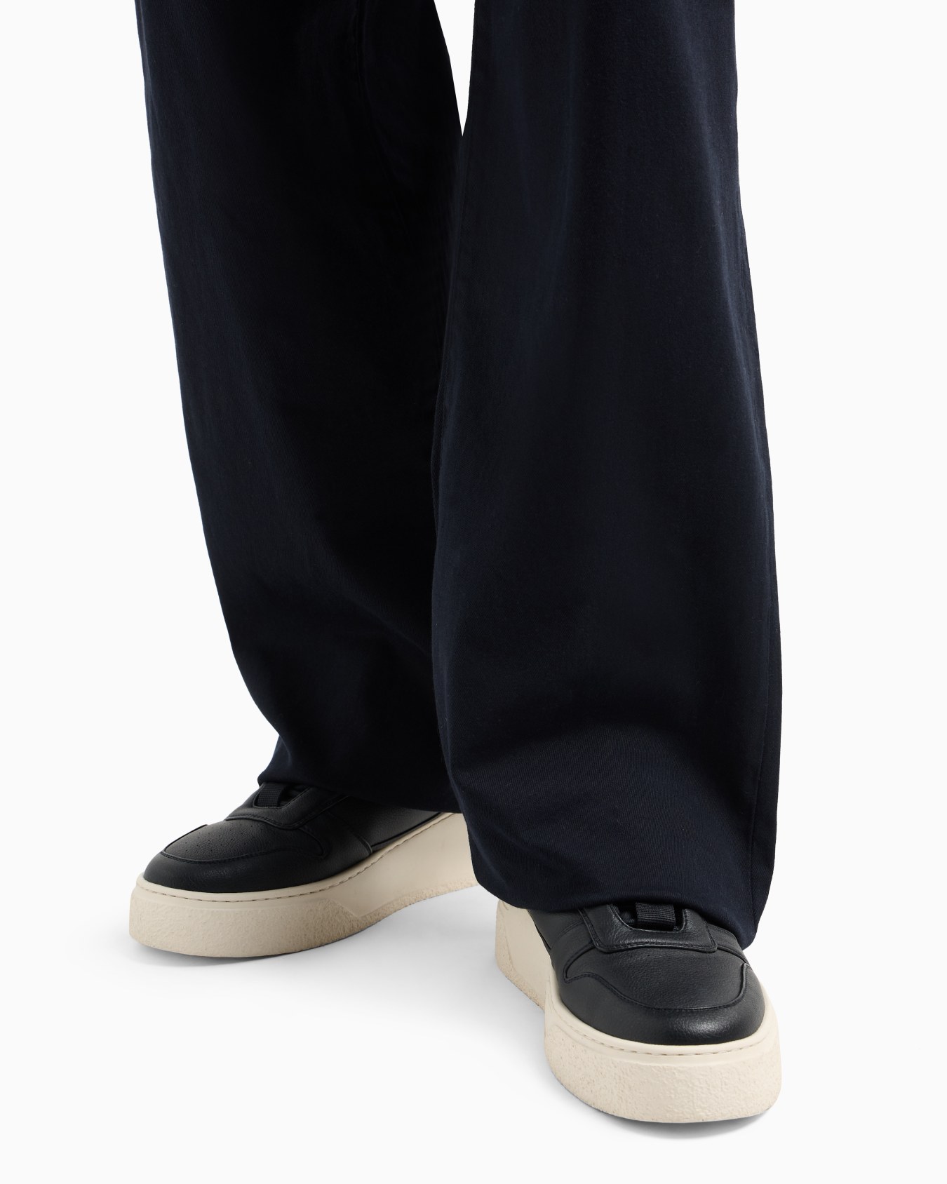 J83 baggy fit jeans in cotton blend denim Slide 4