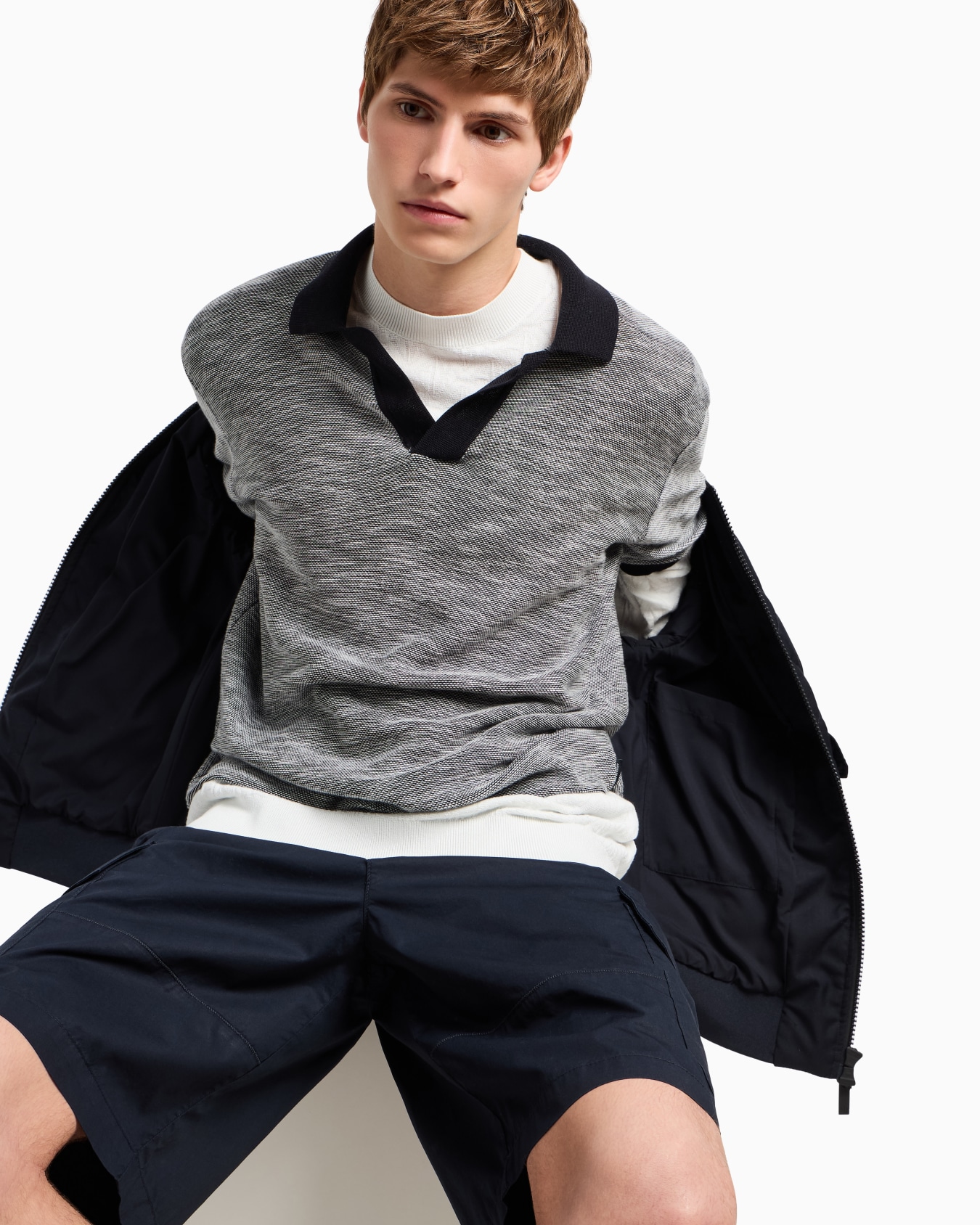 Cotton twill cargo shorts with maxi pockets Slide 5