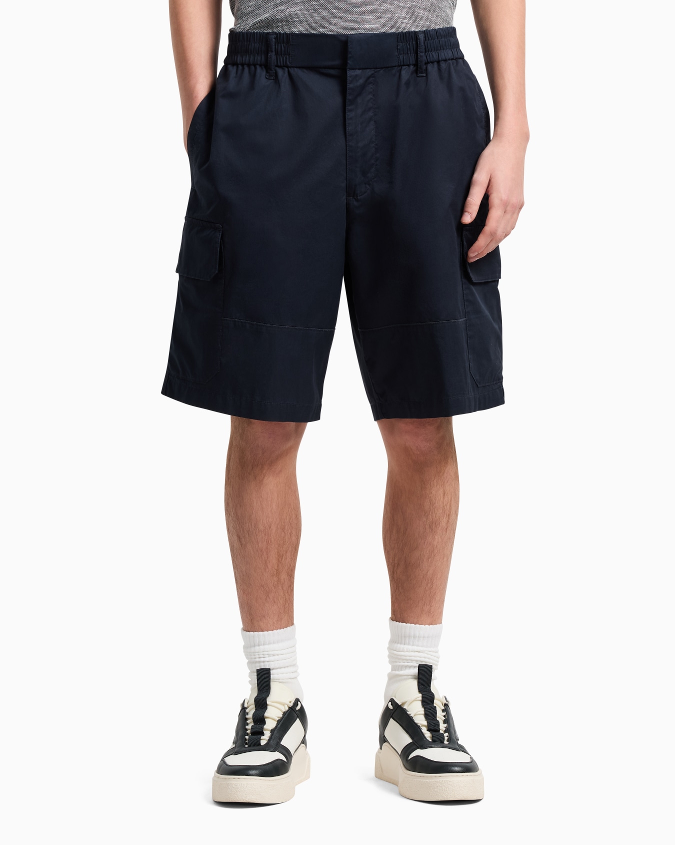 Cotton twill cargo shorts with maxi pockets Slide 3