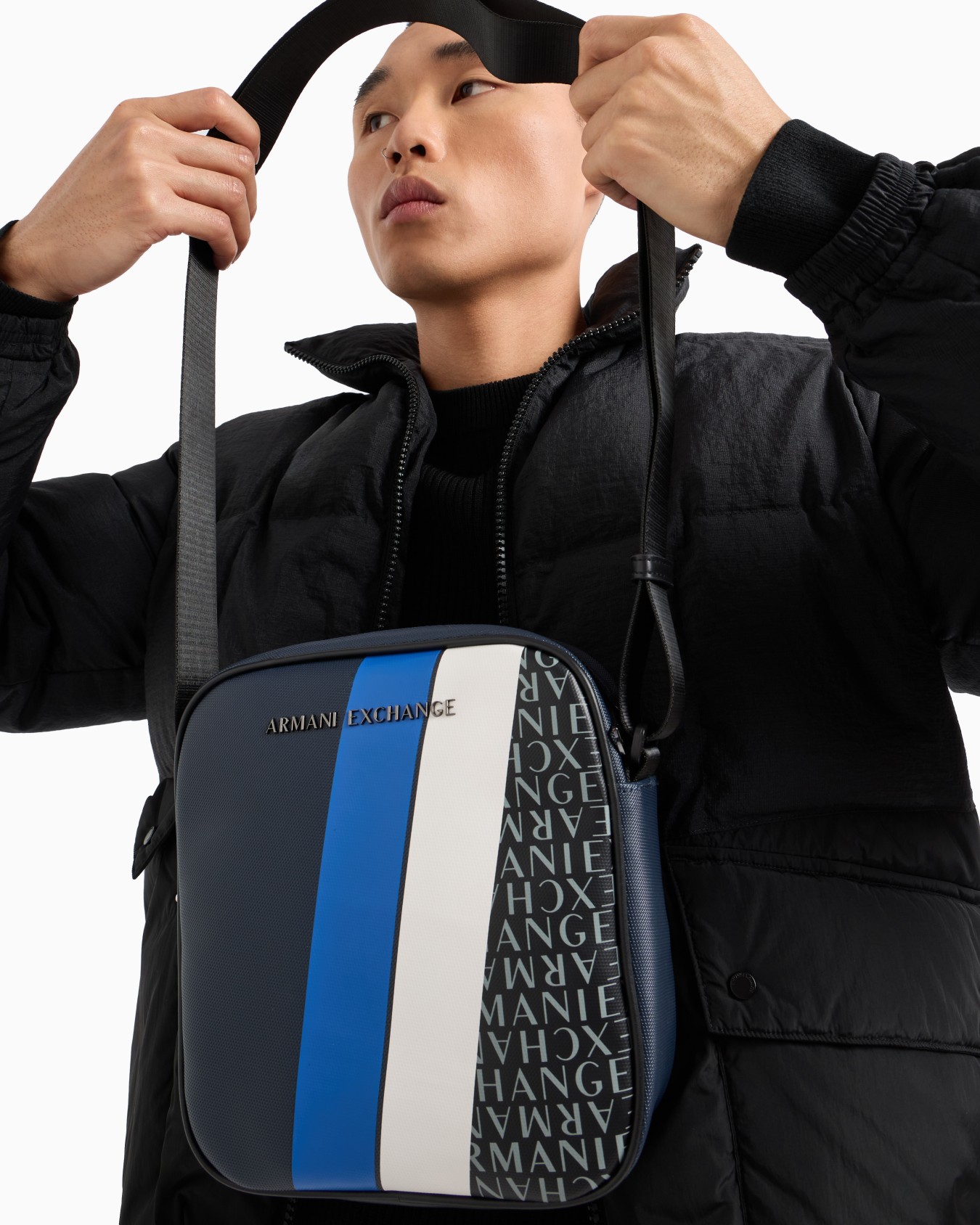 Shoulder bag with colored bands and logo print Slide 5