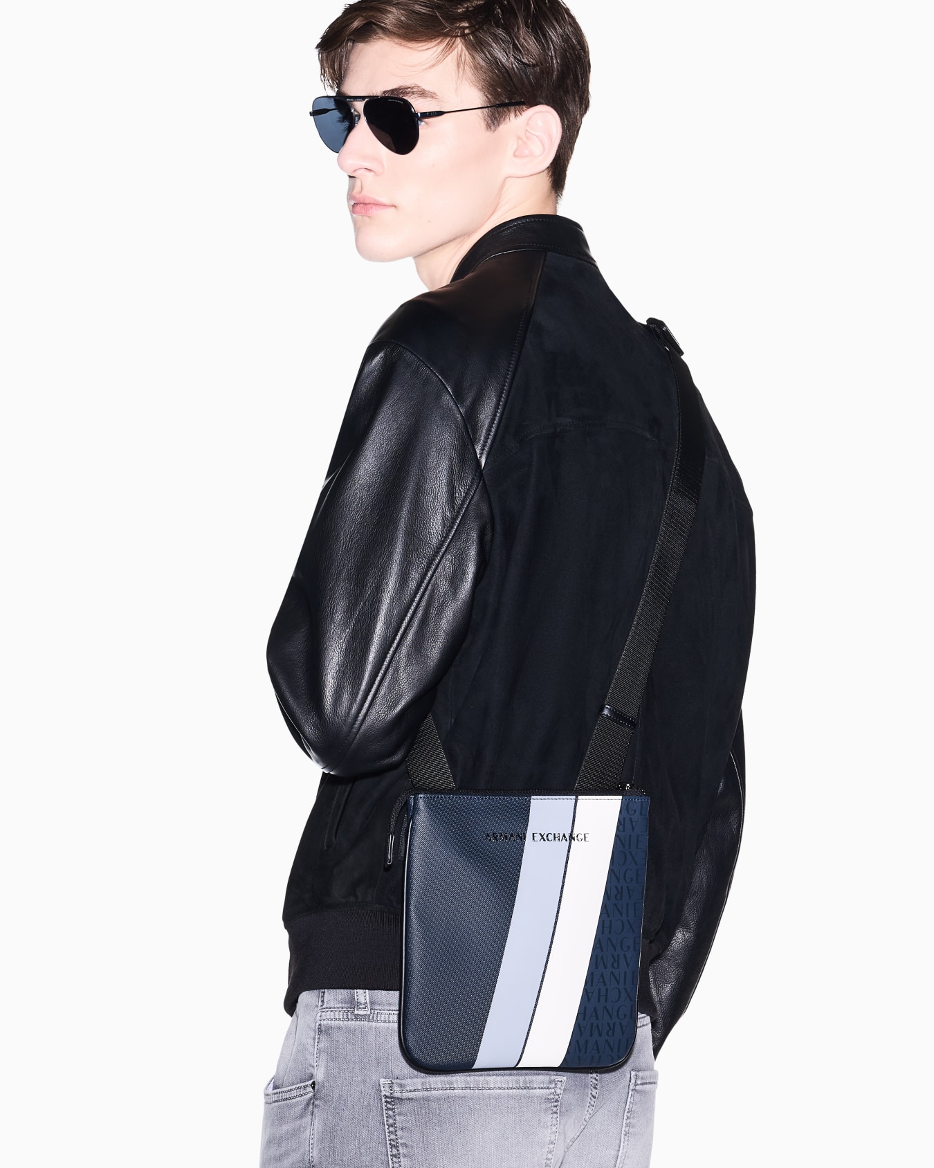 Bolso bandolera plano con monograma y rayas Diapositiva 5