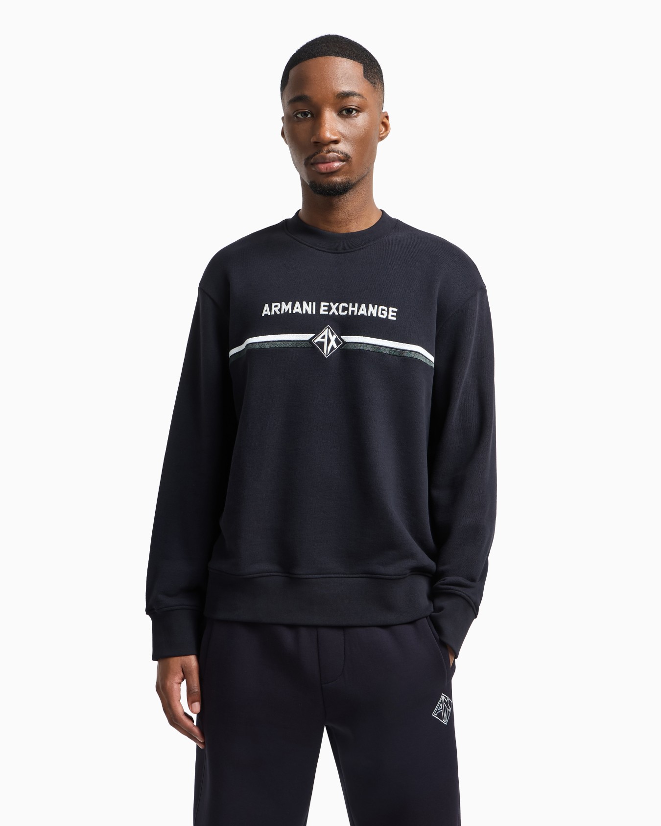 Sudadera de cuello redondo con logo estampado en el pecho. Diapositiva 3
