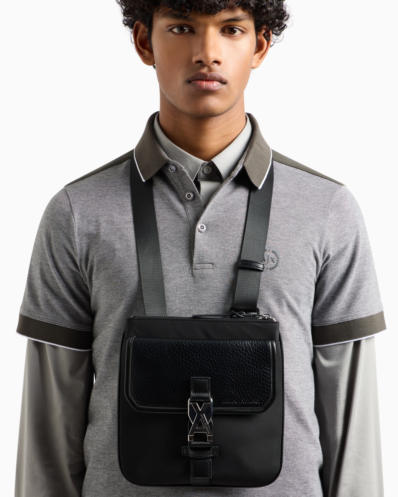 Flat shoulder bag with logo Slide 5