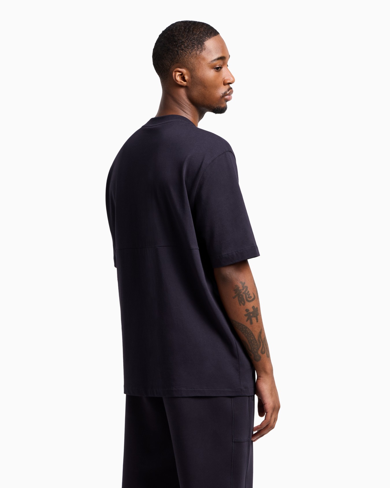 T-Shirt im Regular Fit mit Logo-Print Folie 2