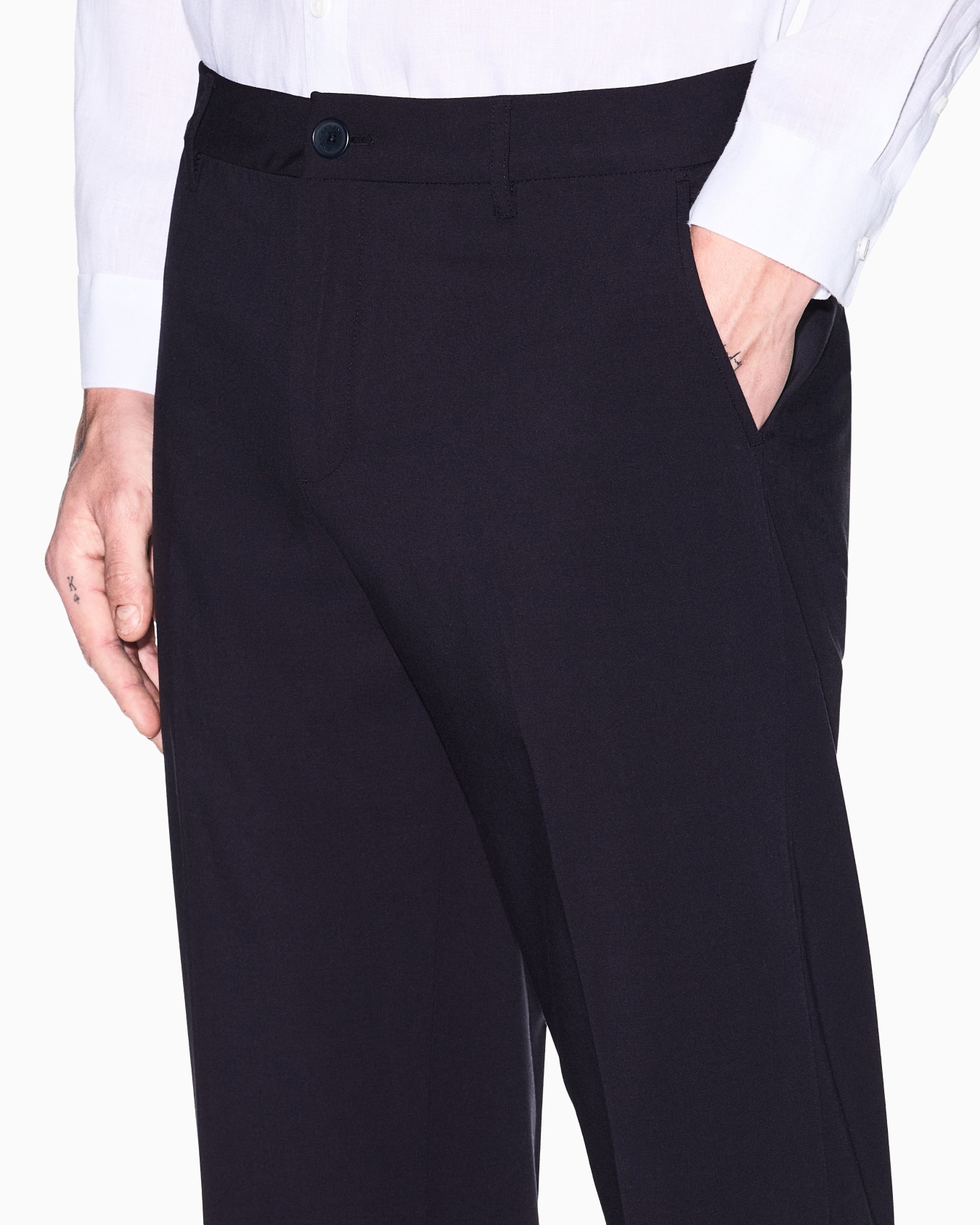 Chino trousers in flowing fabric Slide 6