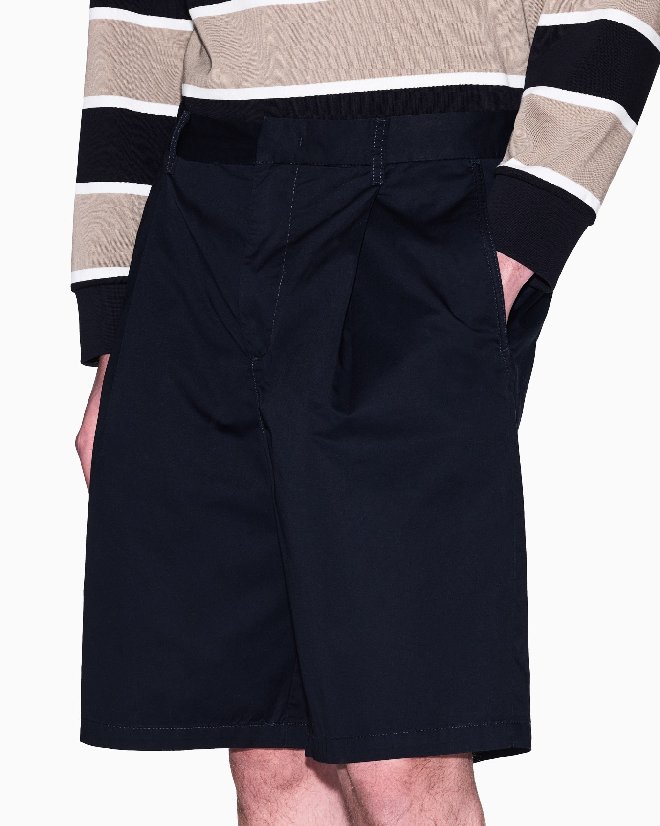 Bermuda shorts with pleats in cotton twill Slide 4