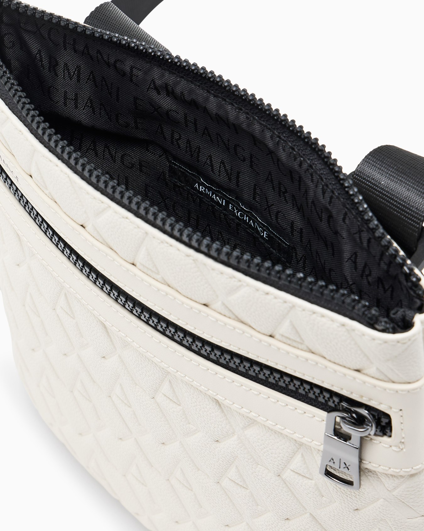 オールオーバーエンボスロゴ フラットショルダーバッグ スライドする 3