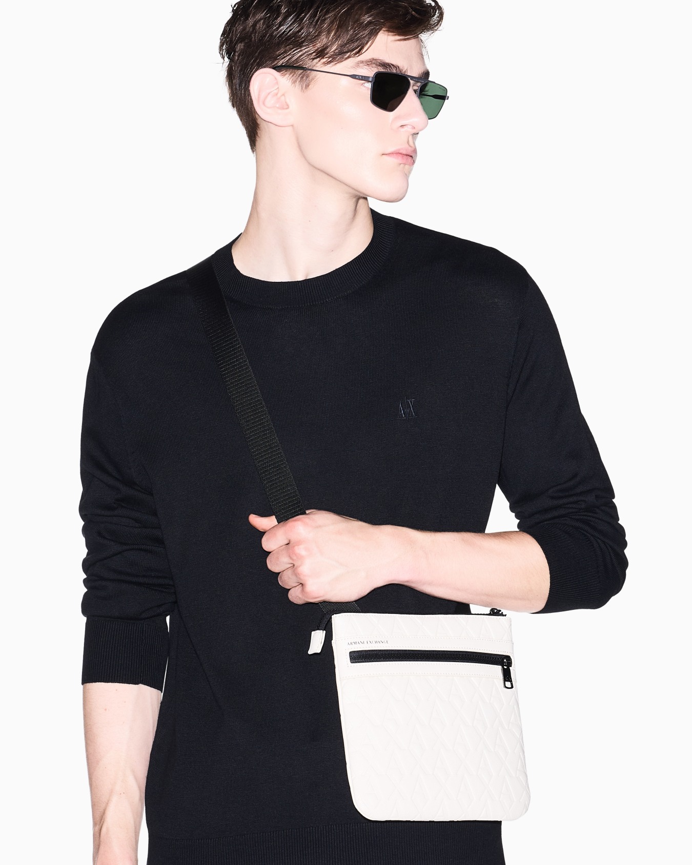 オールオーバーエンボスロゴ フラットショルダーバッグ スライドする 5