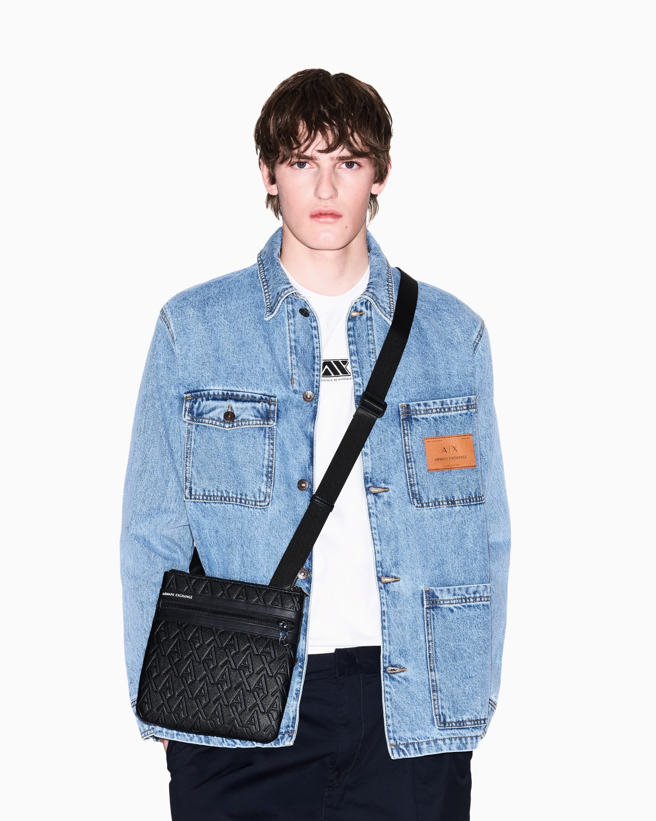 Borsa a tracolla in ecopelle con texture logo Slide 5