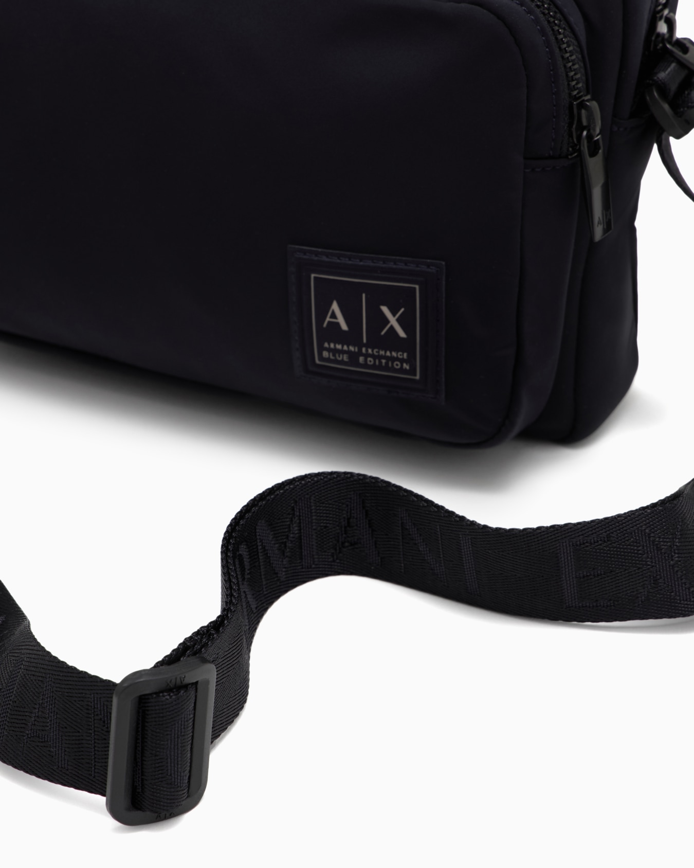 Shoulder bag with external pocket Slide 4