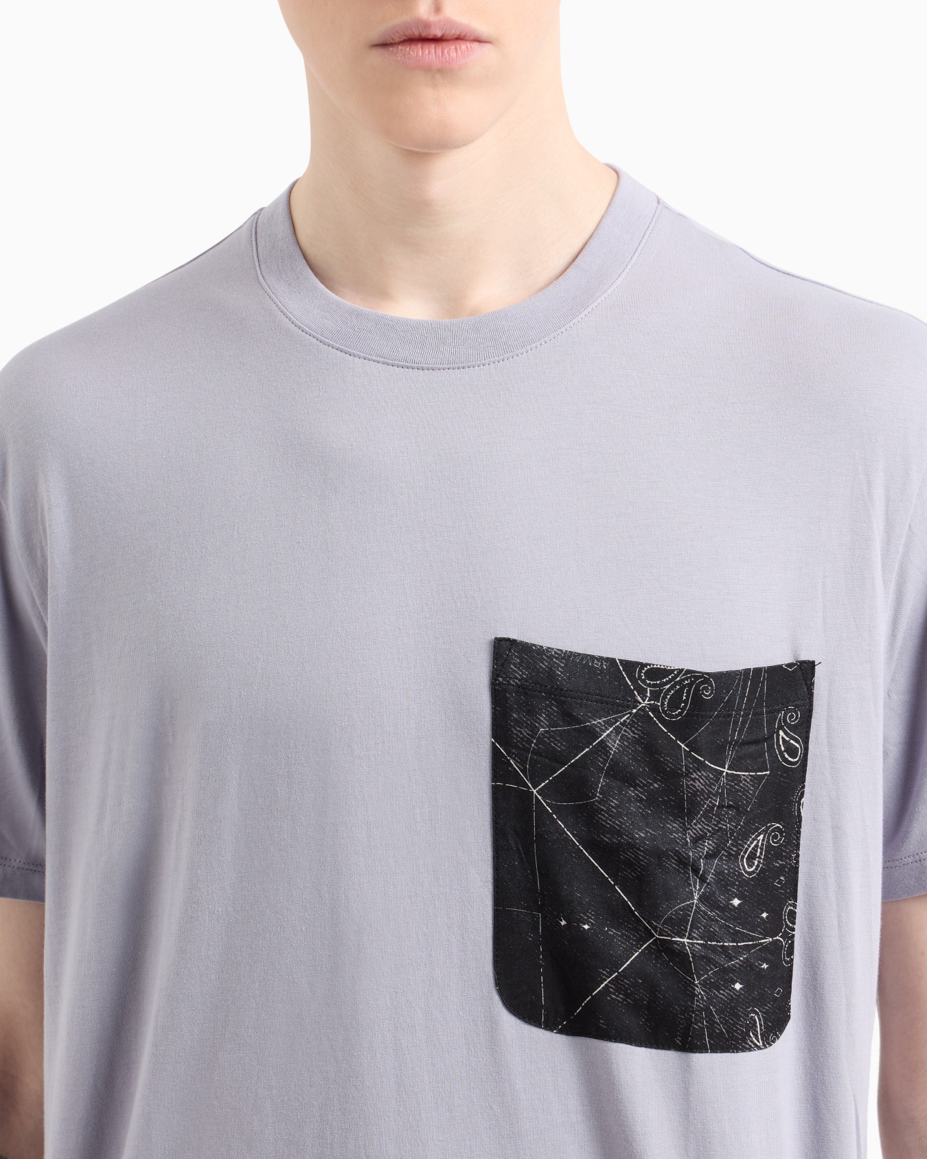 Regular fit T-shirt with patterned pocket Slide 4