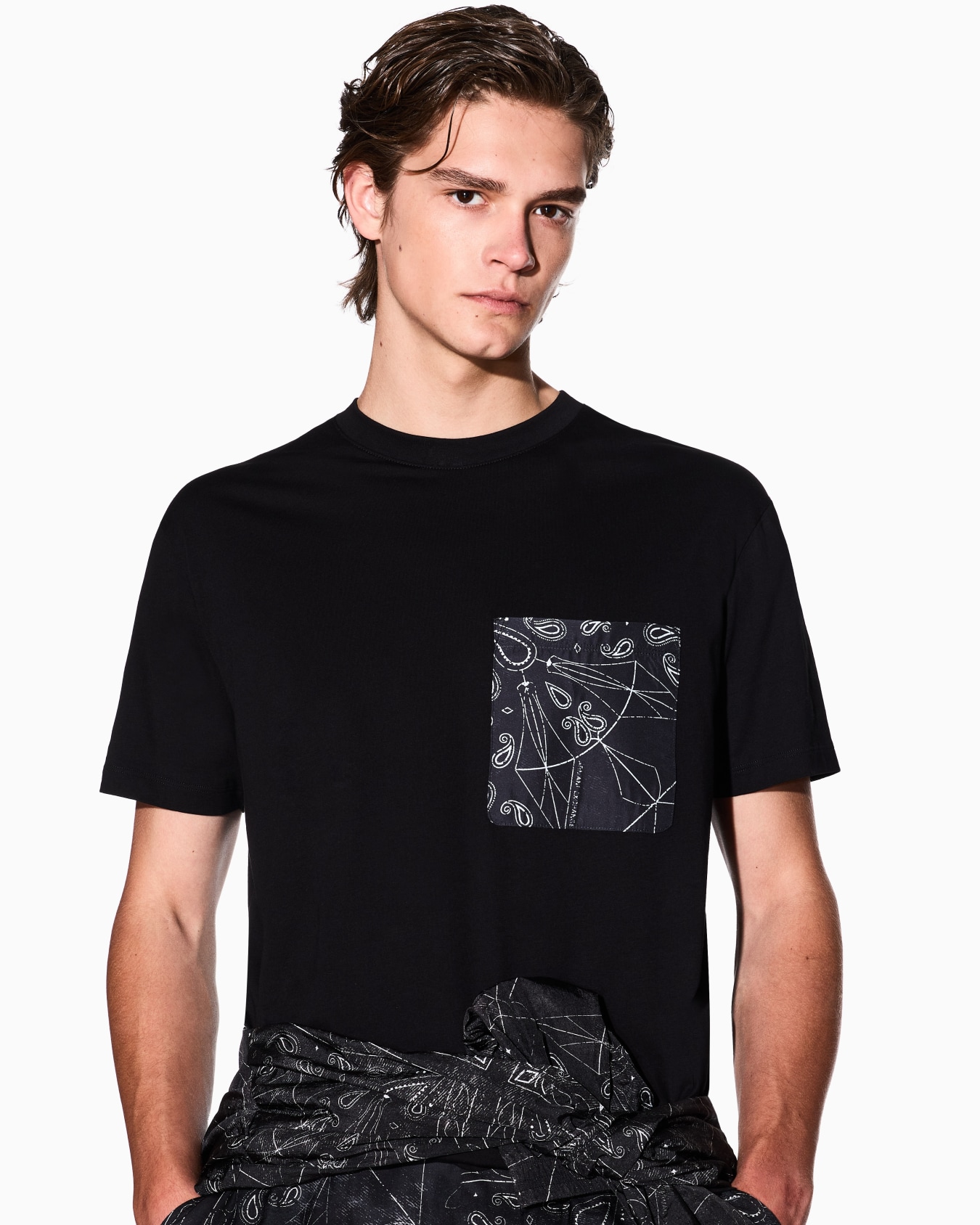 Regular fit T-shirt with patterned pocket Slide 4
