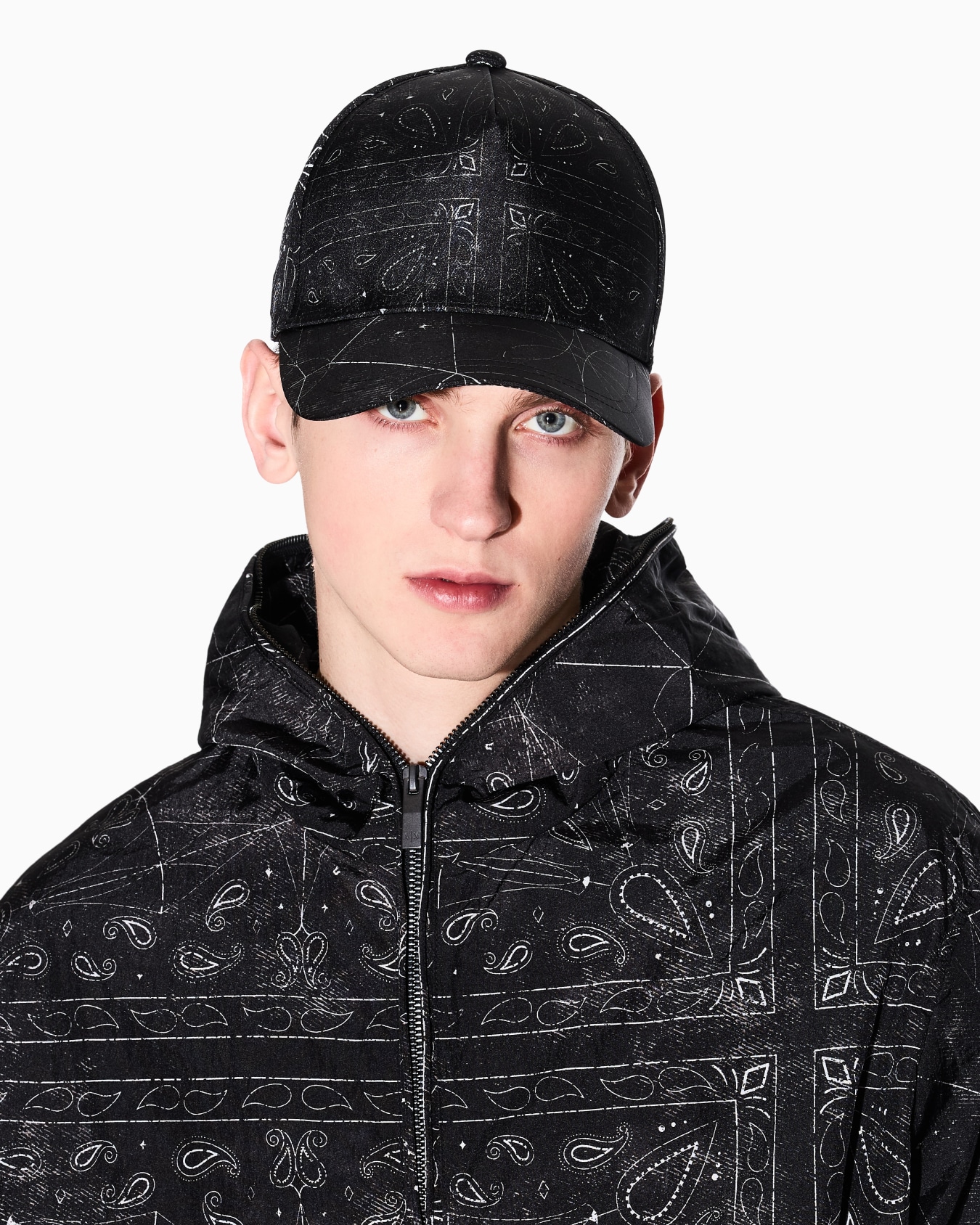 Cappello con visiera a pois Slide 2