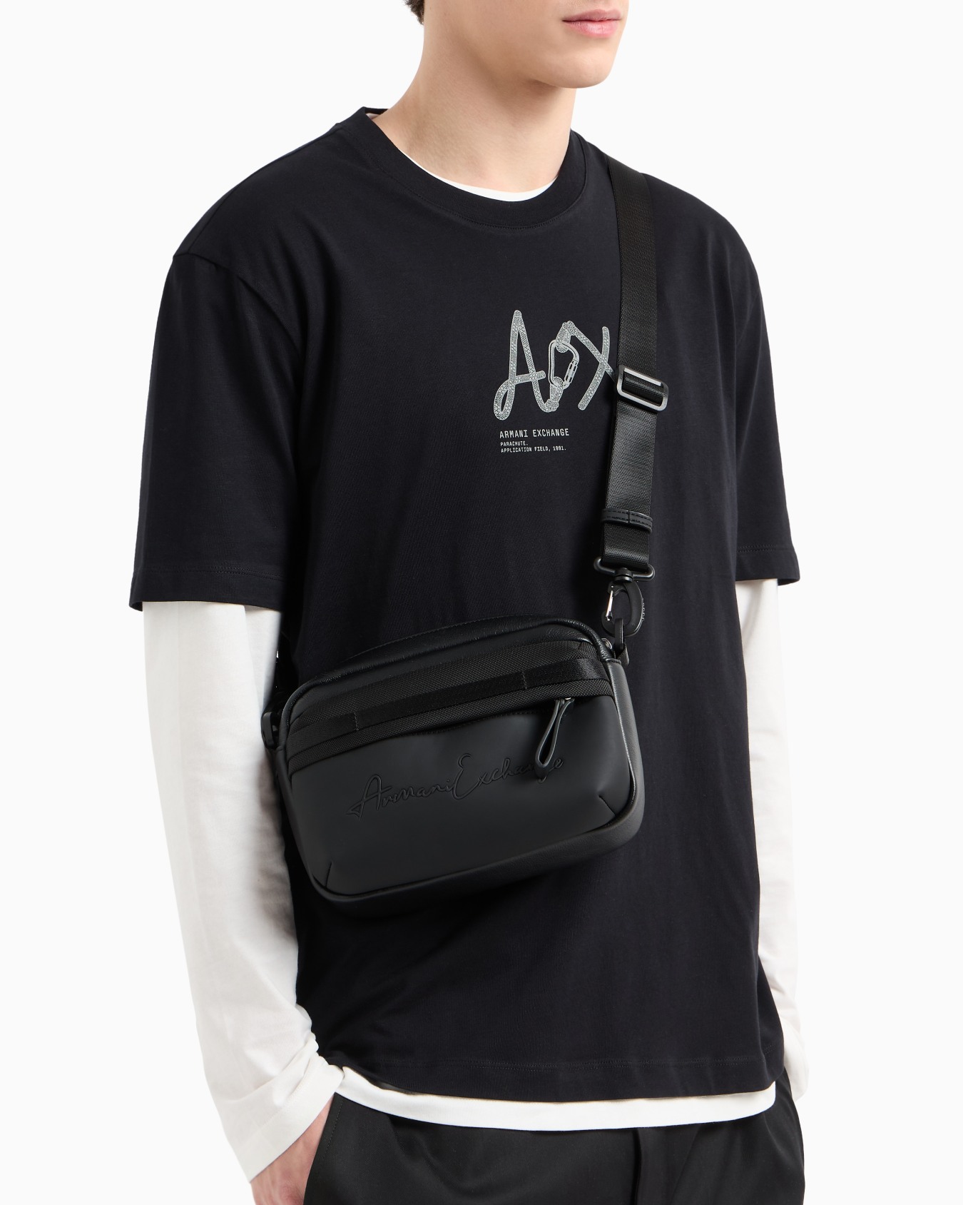Shoulder bag with external pocket Slide 5