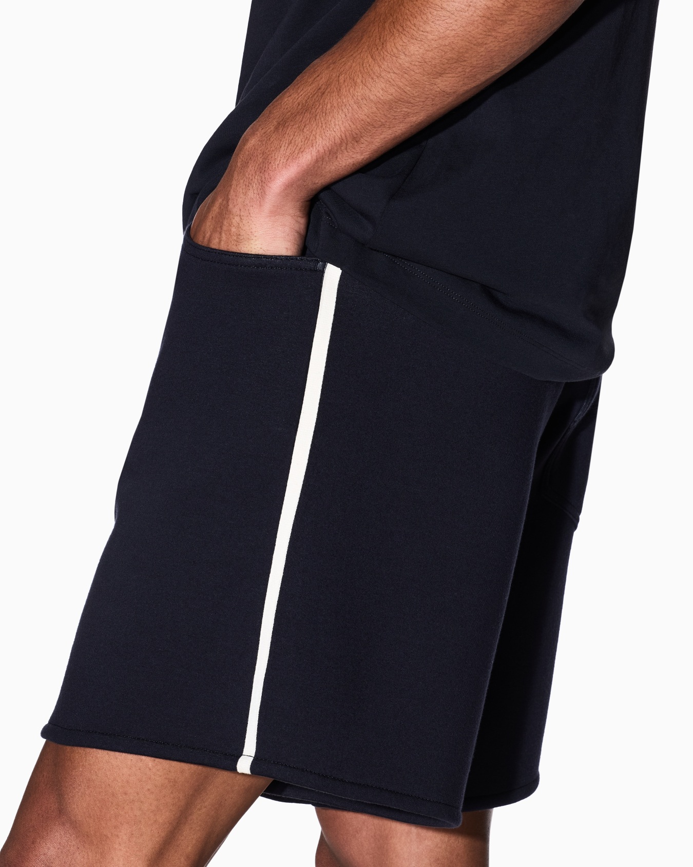 Shorts with contrasting stripes Slide 4