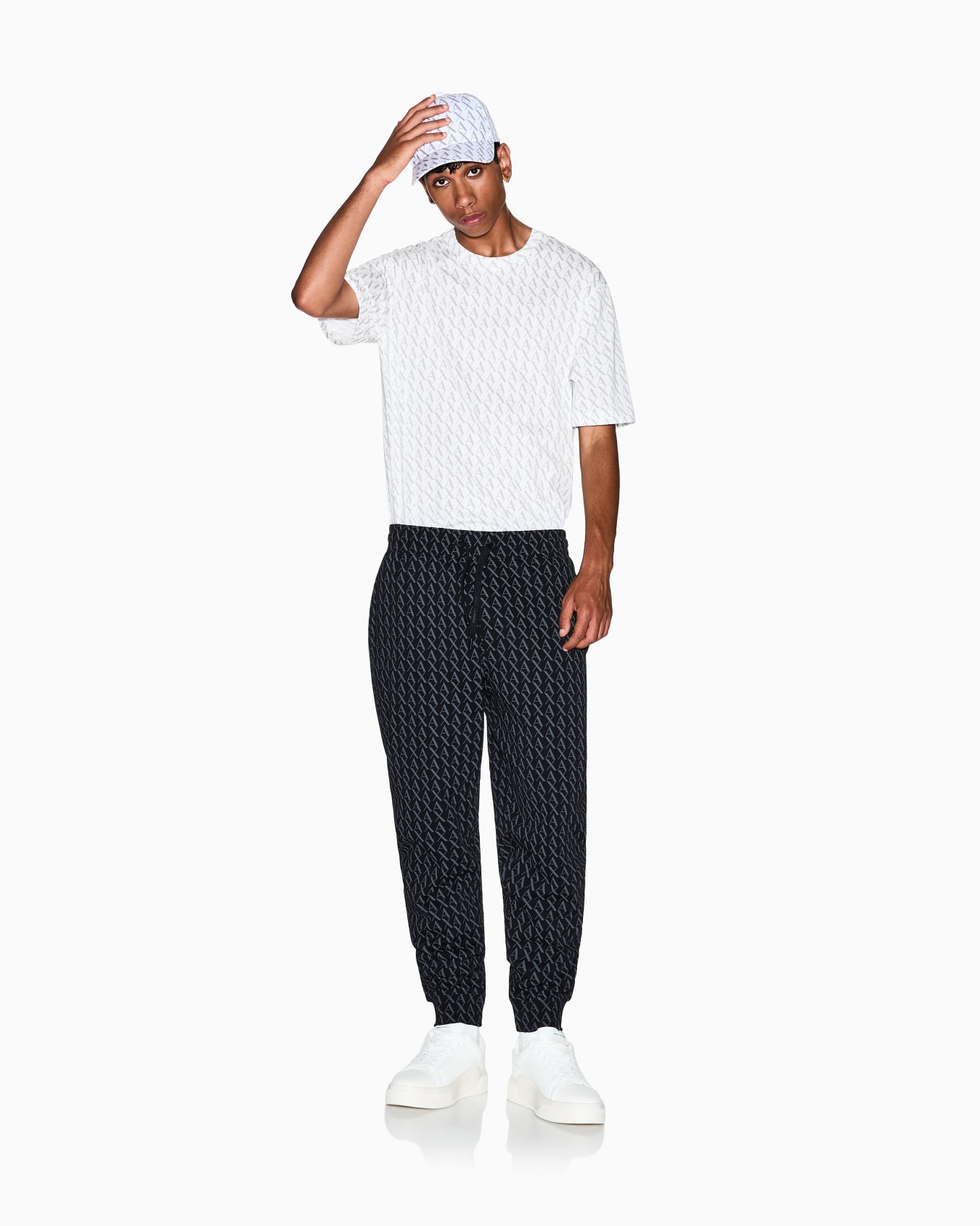 Pantaloni jogger con stampa logo all-over Slide 1