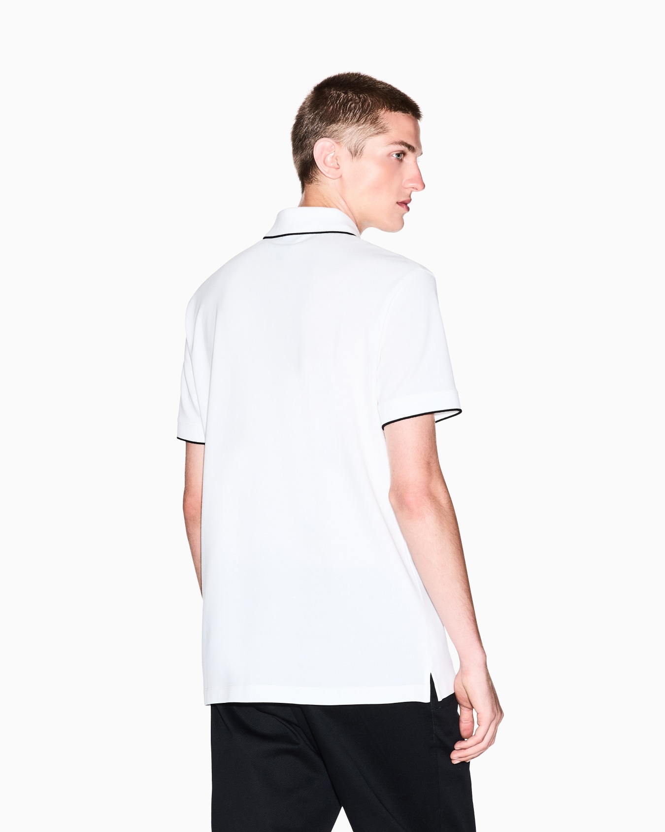 Polo de corte regular con logotipo Diapositiva 5