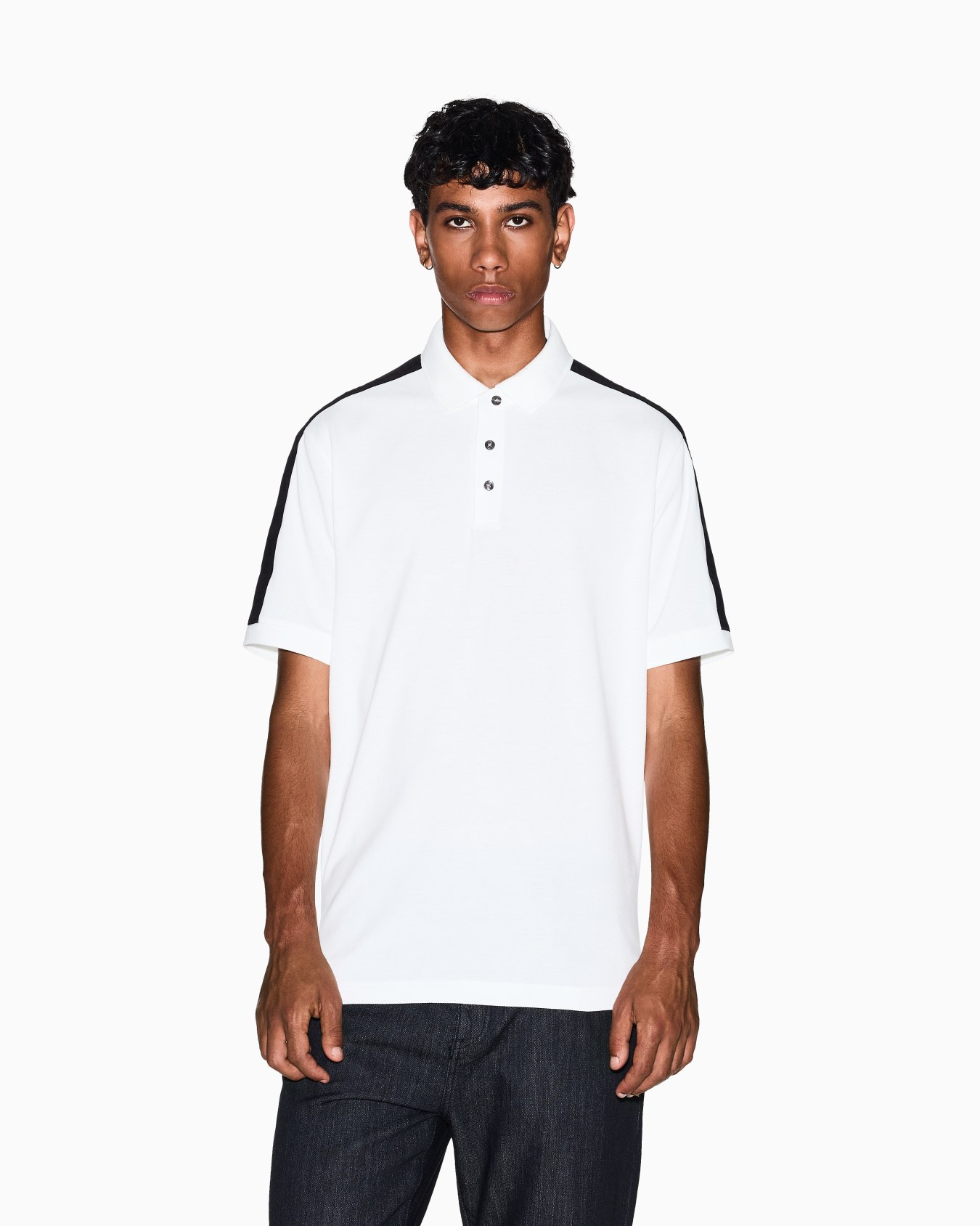 Polo de corte regular con cinta en contraste Diapositiva 3