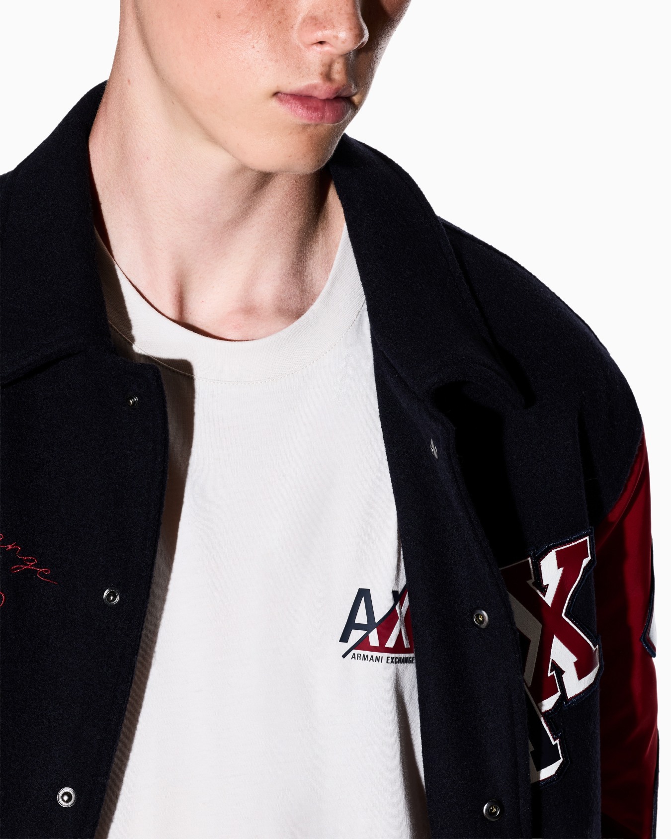 Regular fit T-shirt with small logo Slide 4