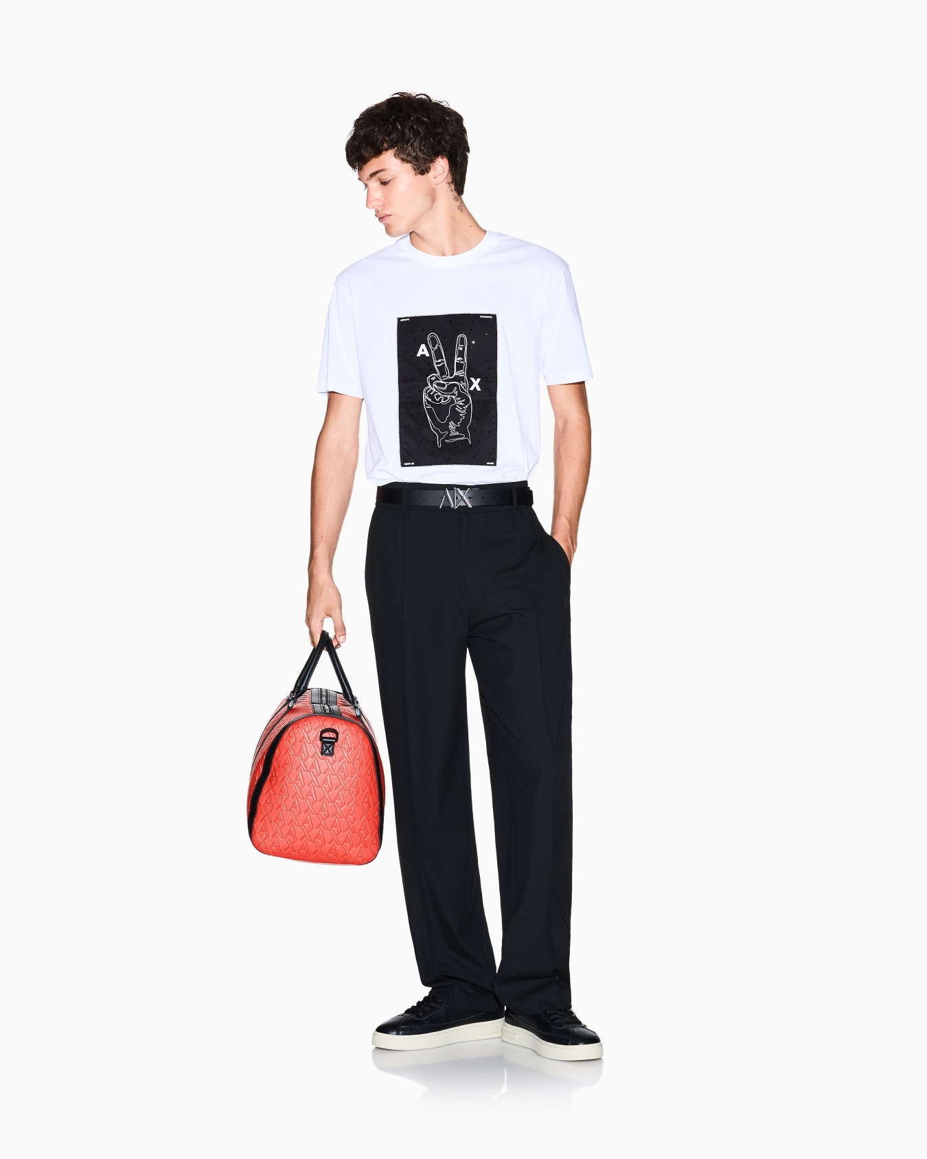 ピースデザイン 半袖クルーネックTシャツ スライドする 1