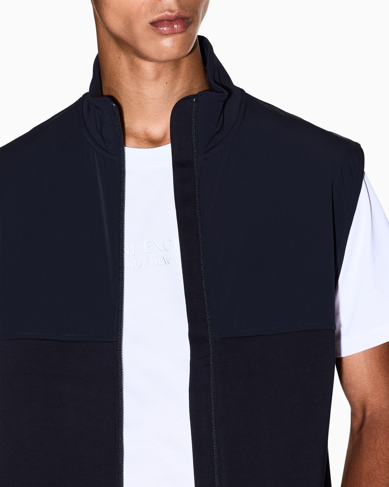 Full-zip bi-material vest Slide 6