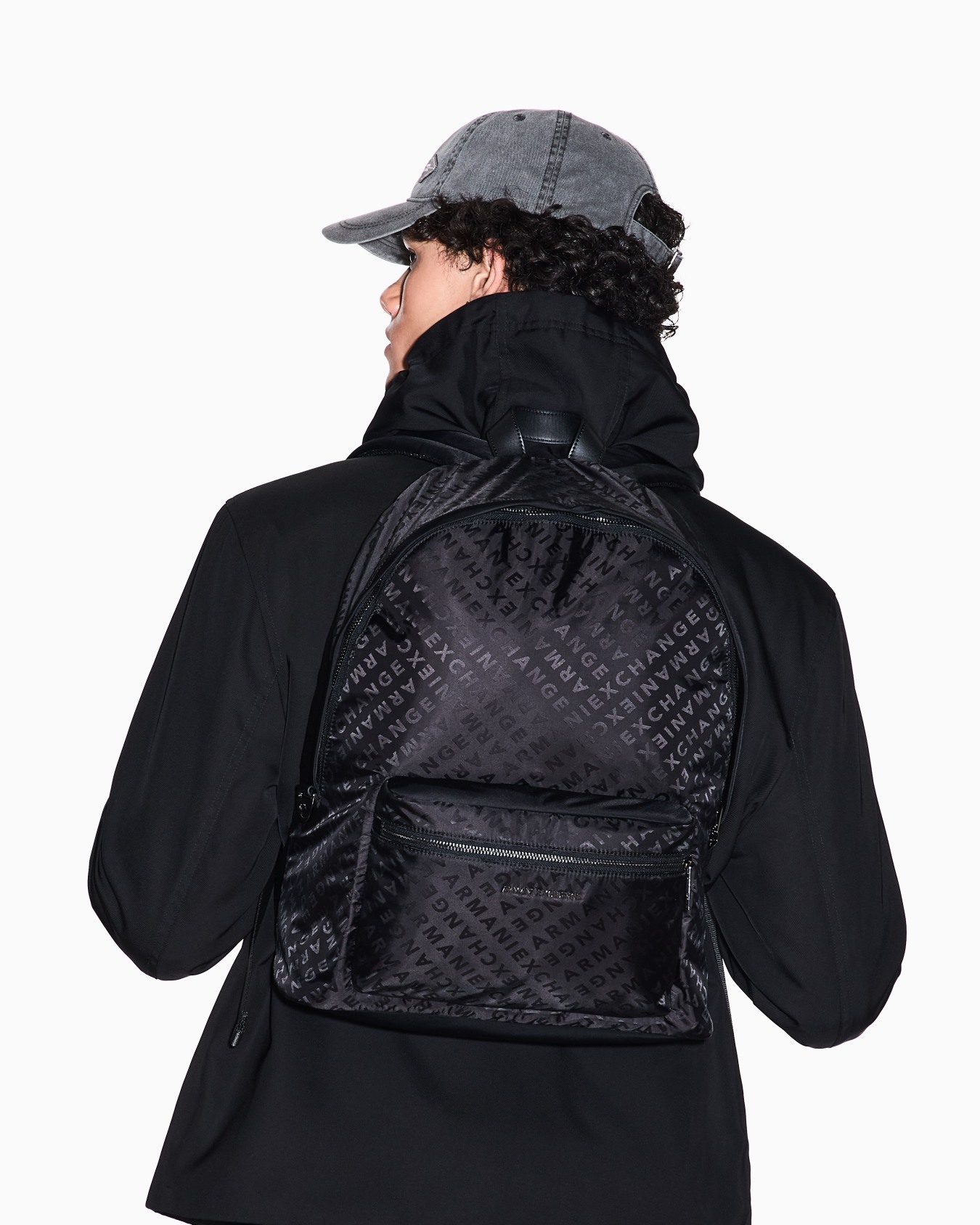 <オンライン限定>オールオーバージャカードロゴ ナイロンバックパック スライドする 5