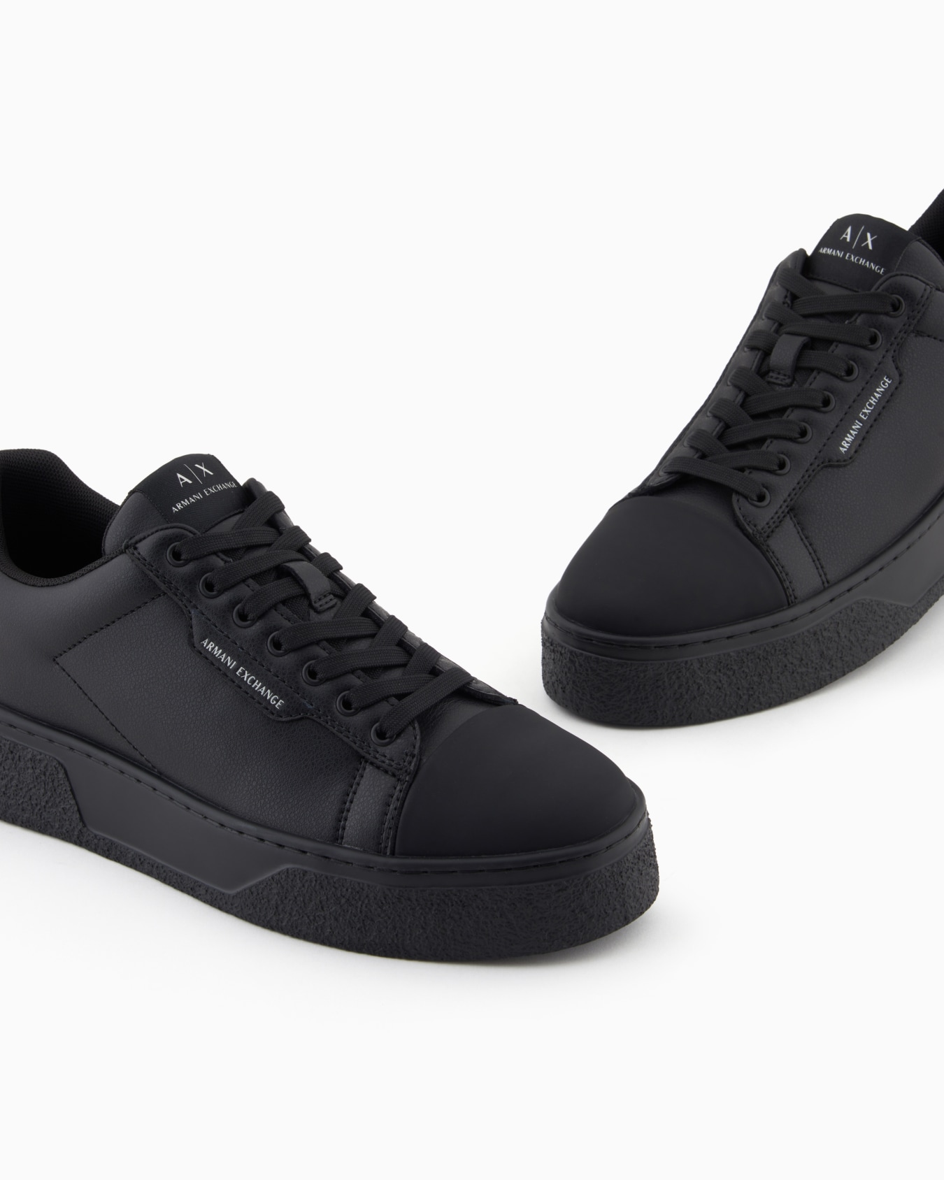 Low-top sneakers in smooth leather with an embossed logo 슬라이드 4