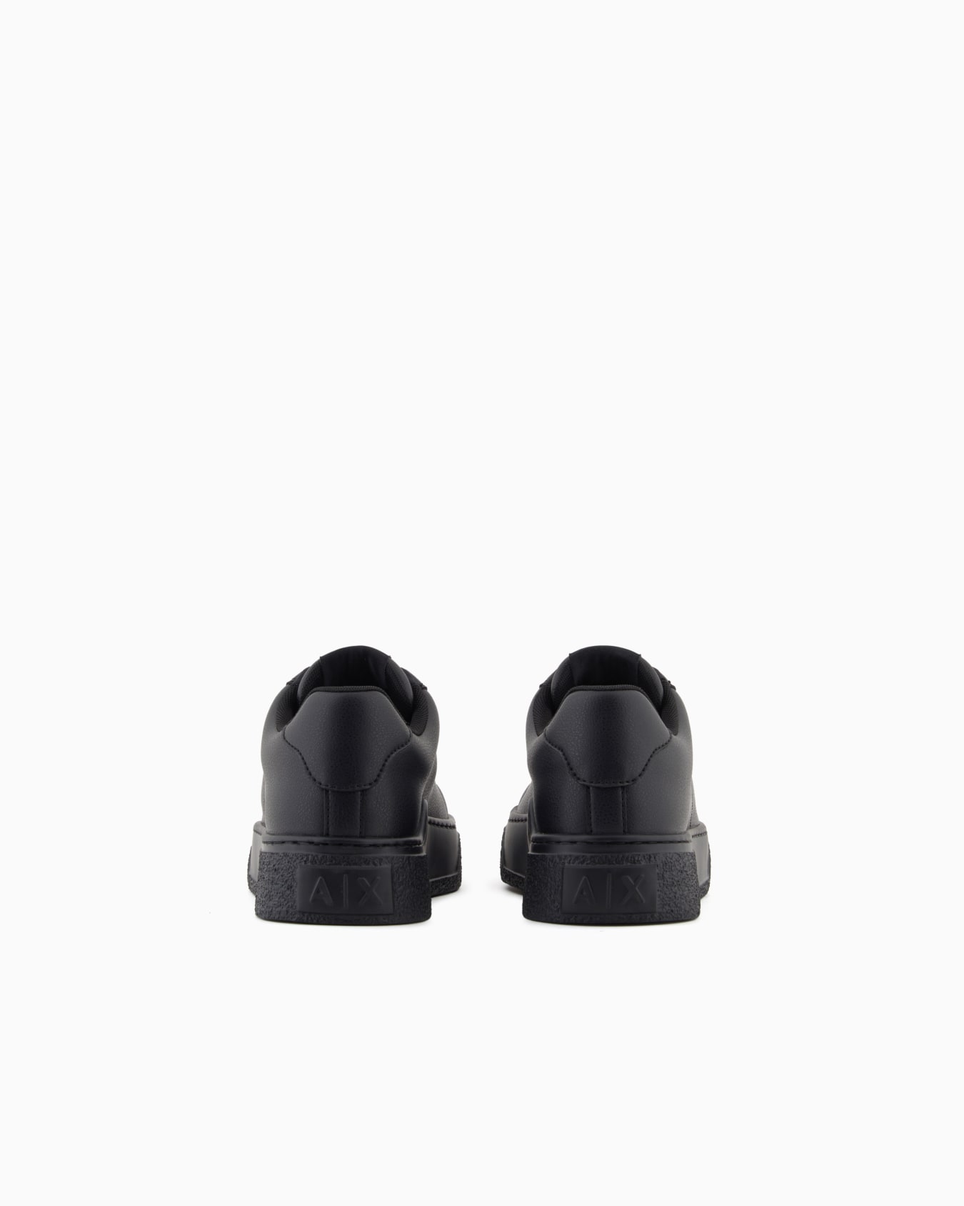 Low-top sneakers in smooth leather with an embossed logo 슬라이드 3