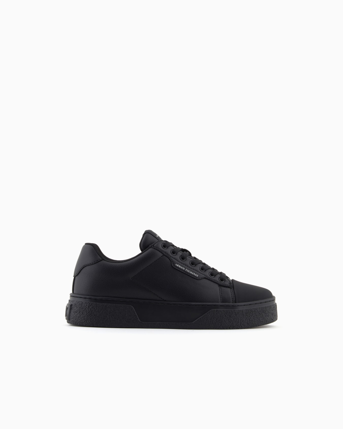 Low-top sneakers in smooth leather with an embossed logo 슬라이드 0