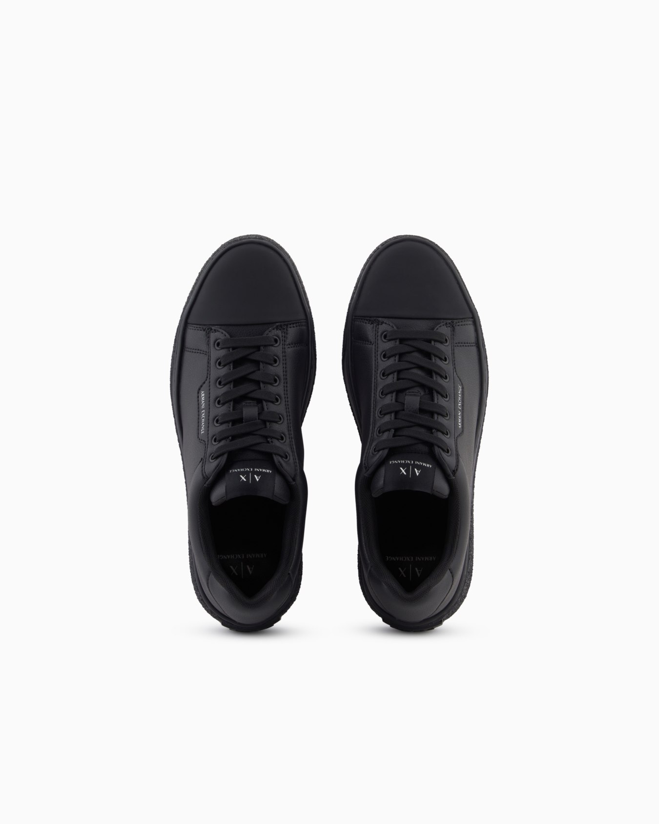 Low-top sneakers in smooth leather with an embossed logo 슬라이드 2