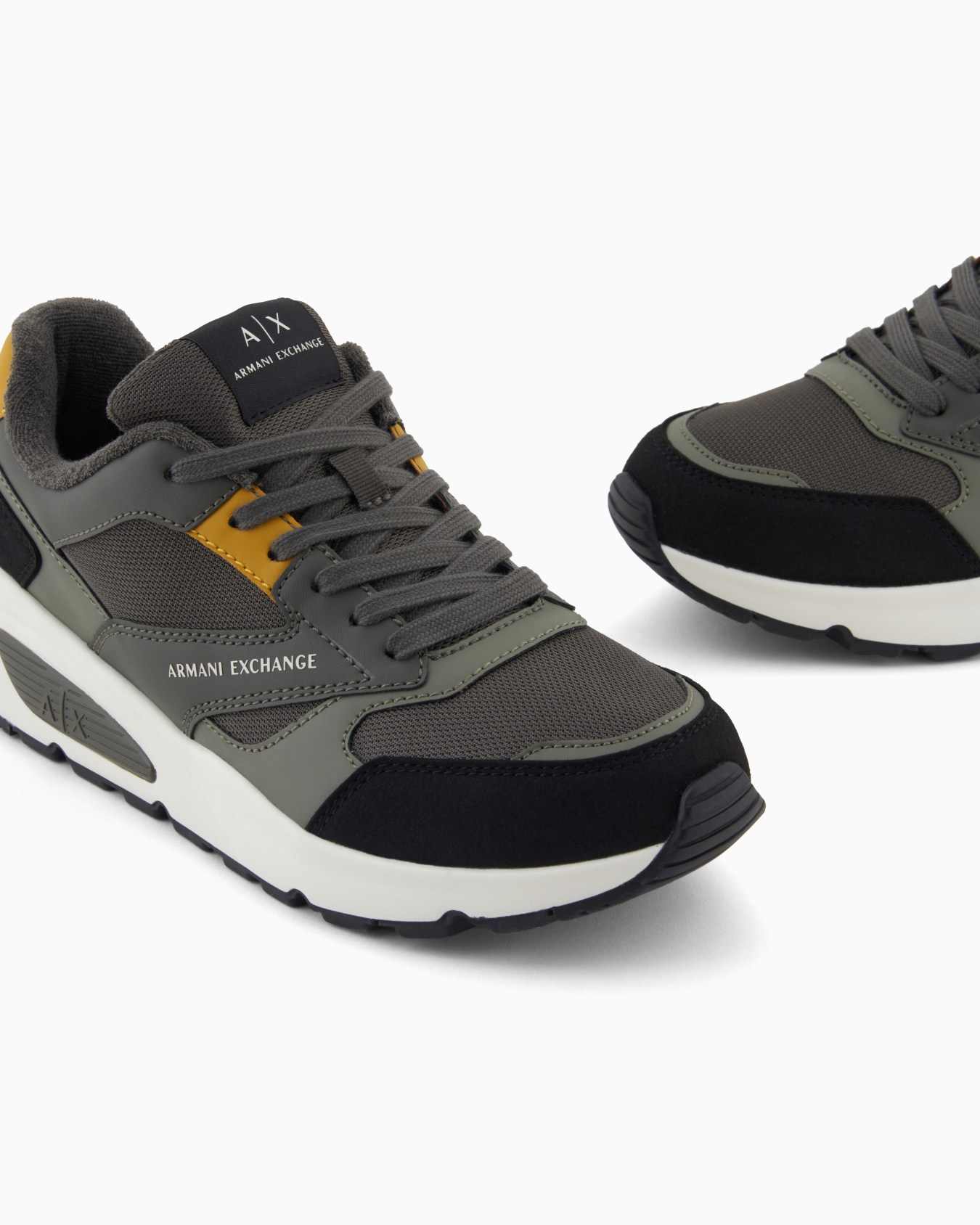 Sneaker mit kontrastierenden Einsätzen Folie 4