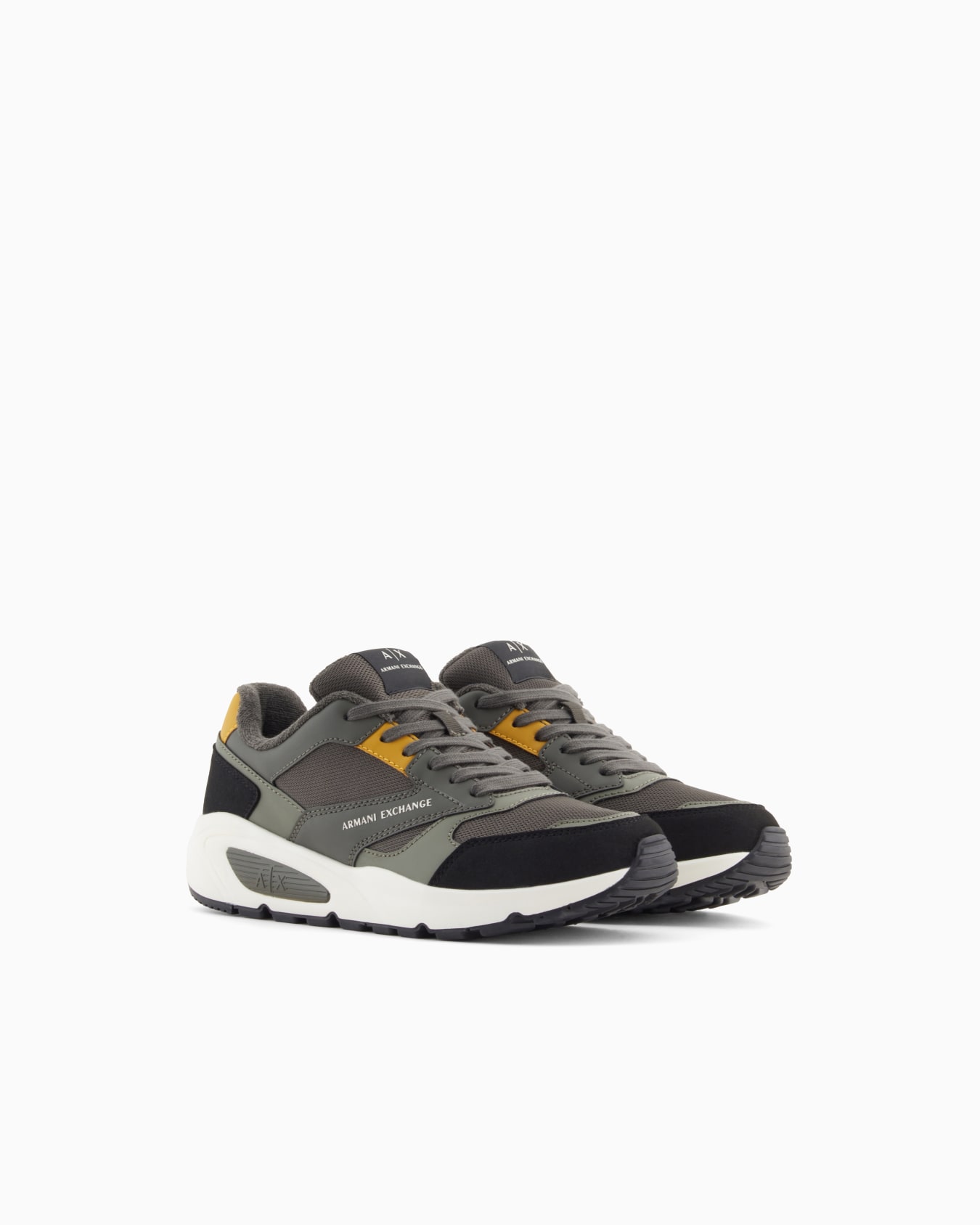 Sneaker mit kontrastierenden Einsätzen Folie 1