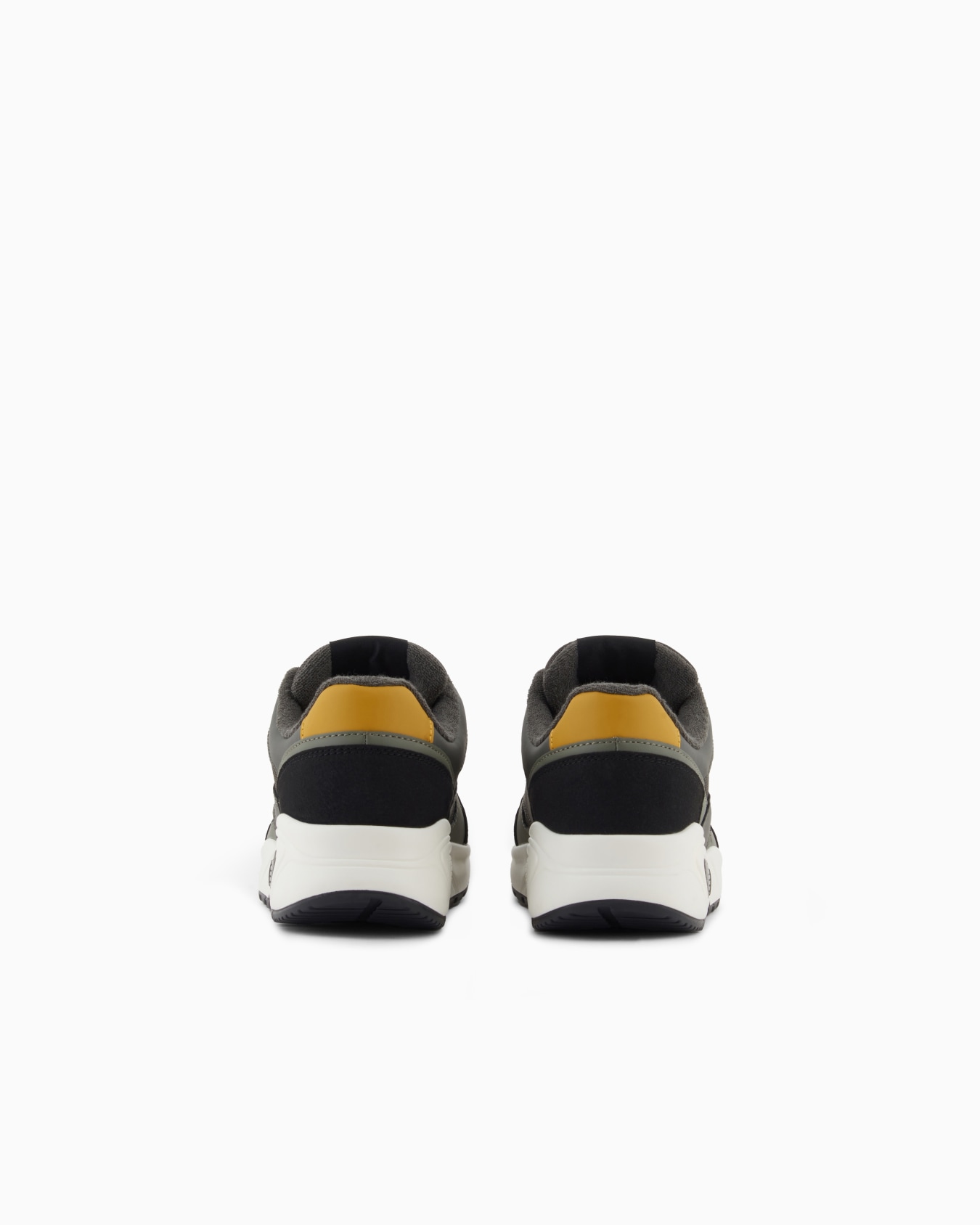 Sneaker mit kontrastierenden Einsätzen Folie 3