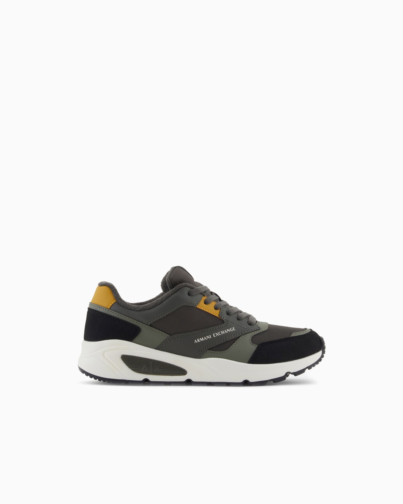Sneaker mit kontrastierenden Einsätzen Folie 0