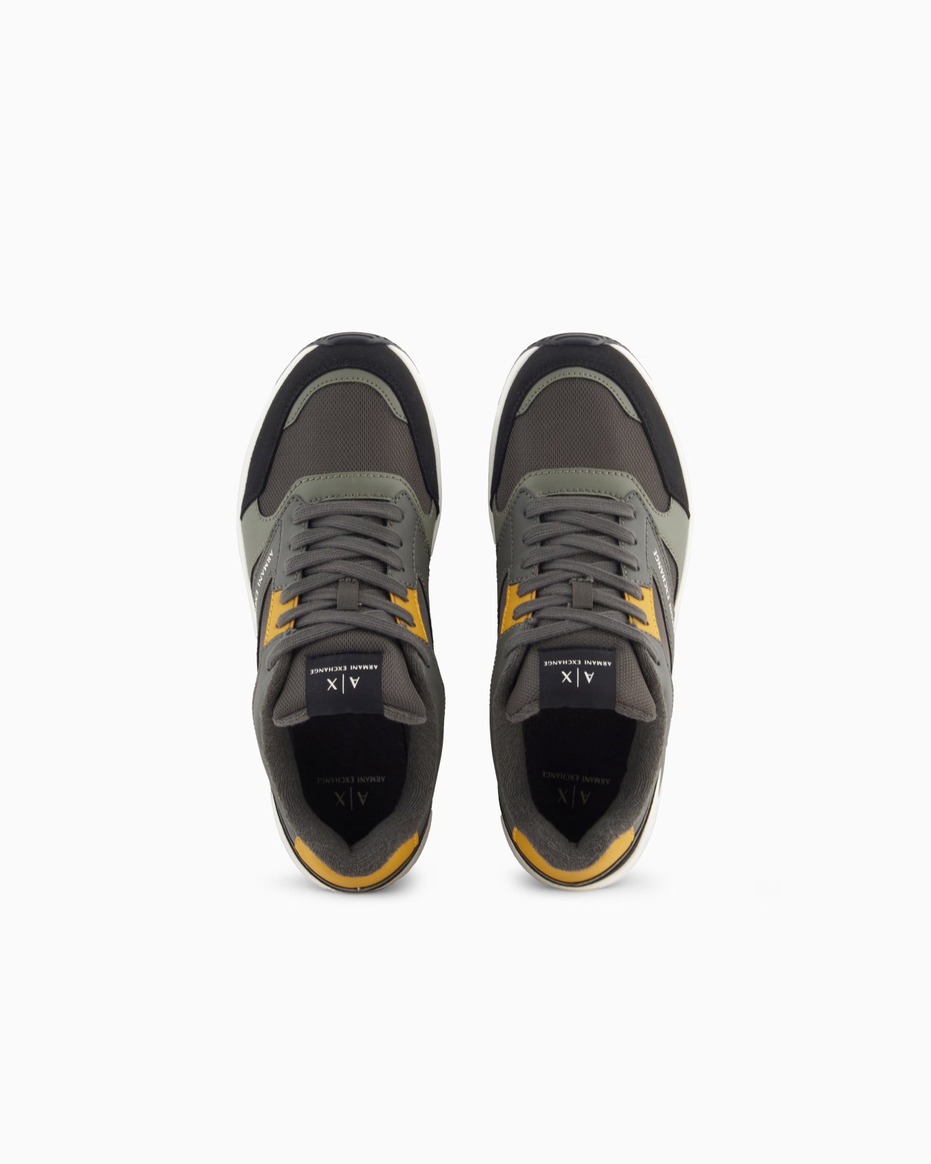 Sneaker mit kontrastierenden Einsätzen Folie 2