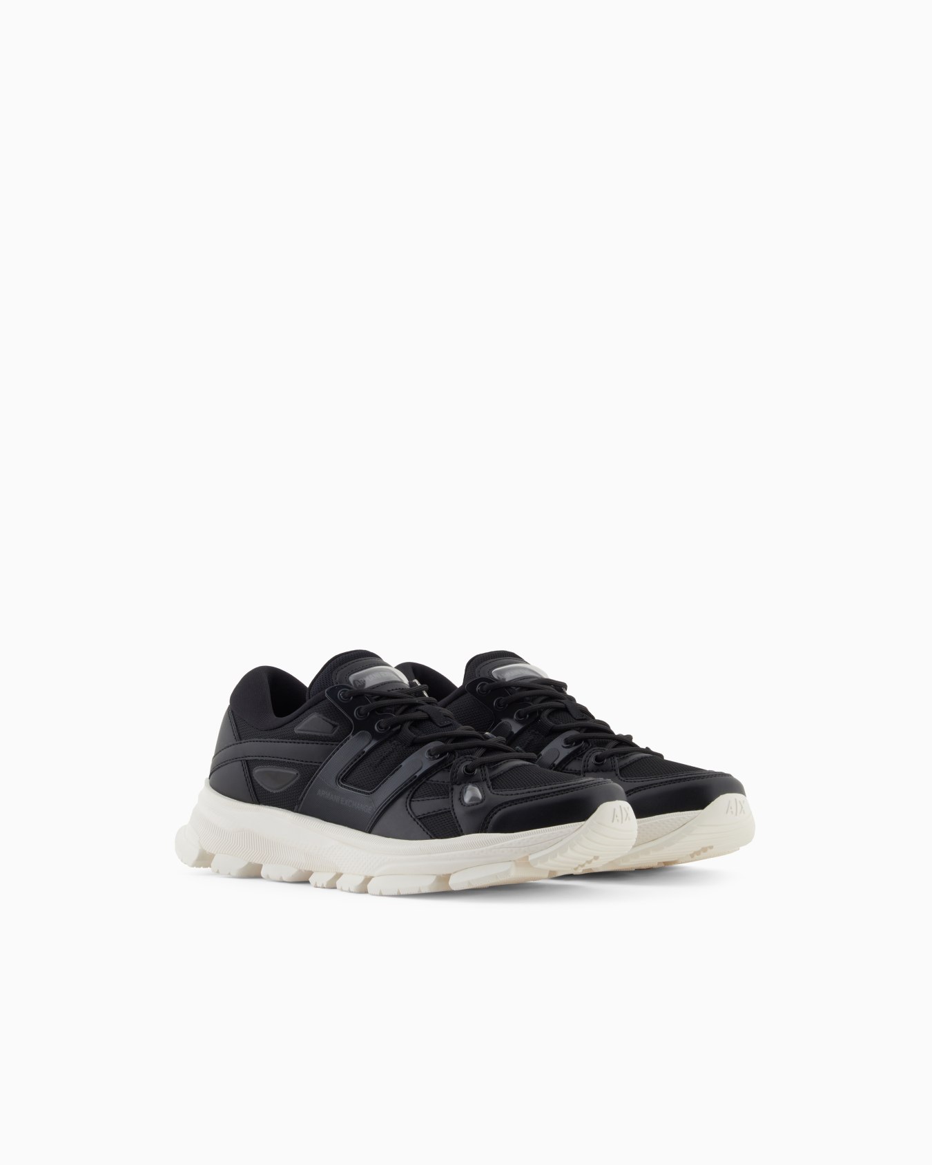 Sneakers with contrasting details Slide 1