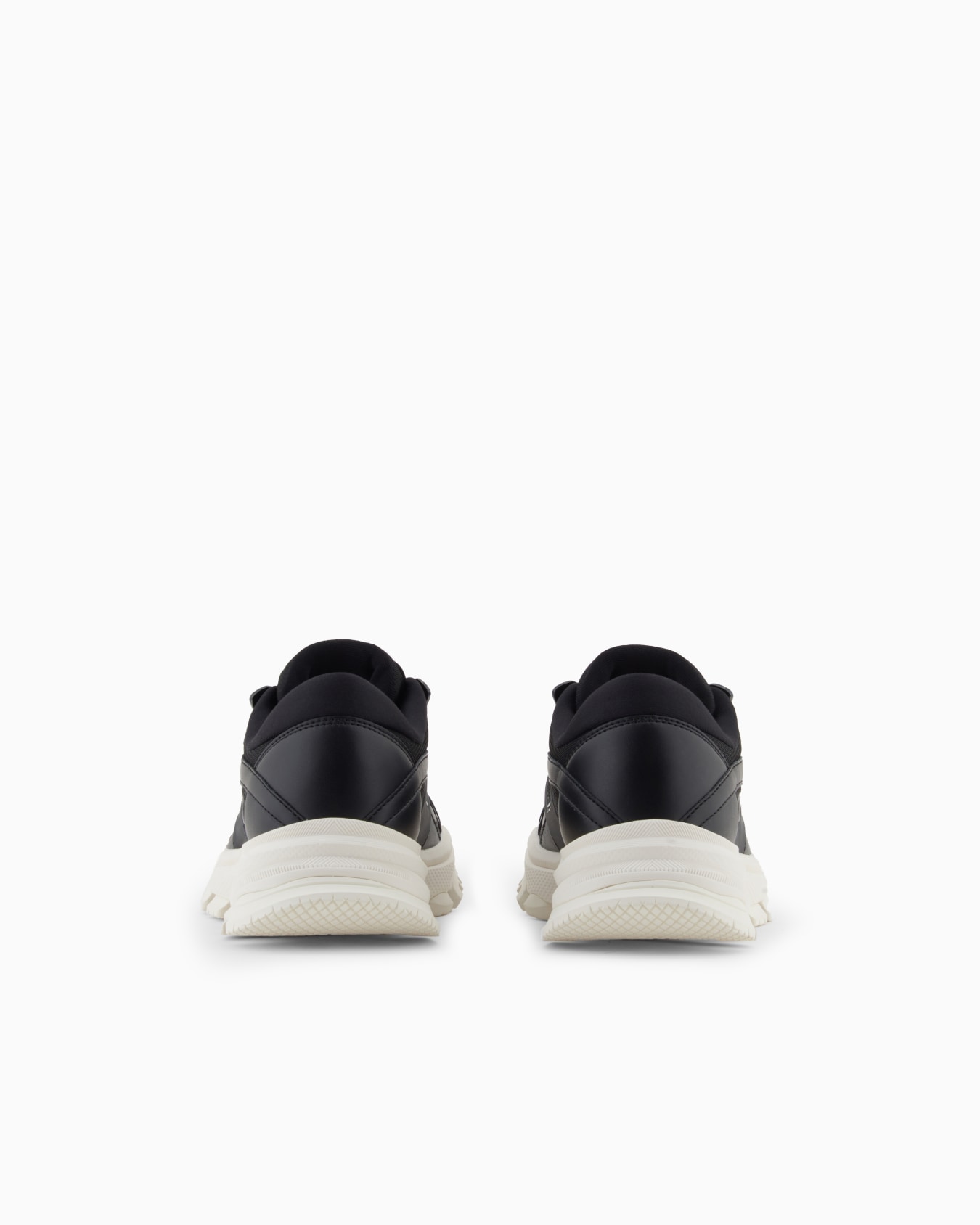 Sneakers with contrasting details Slide 3