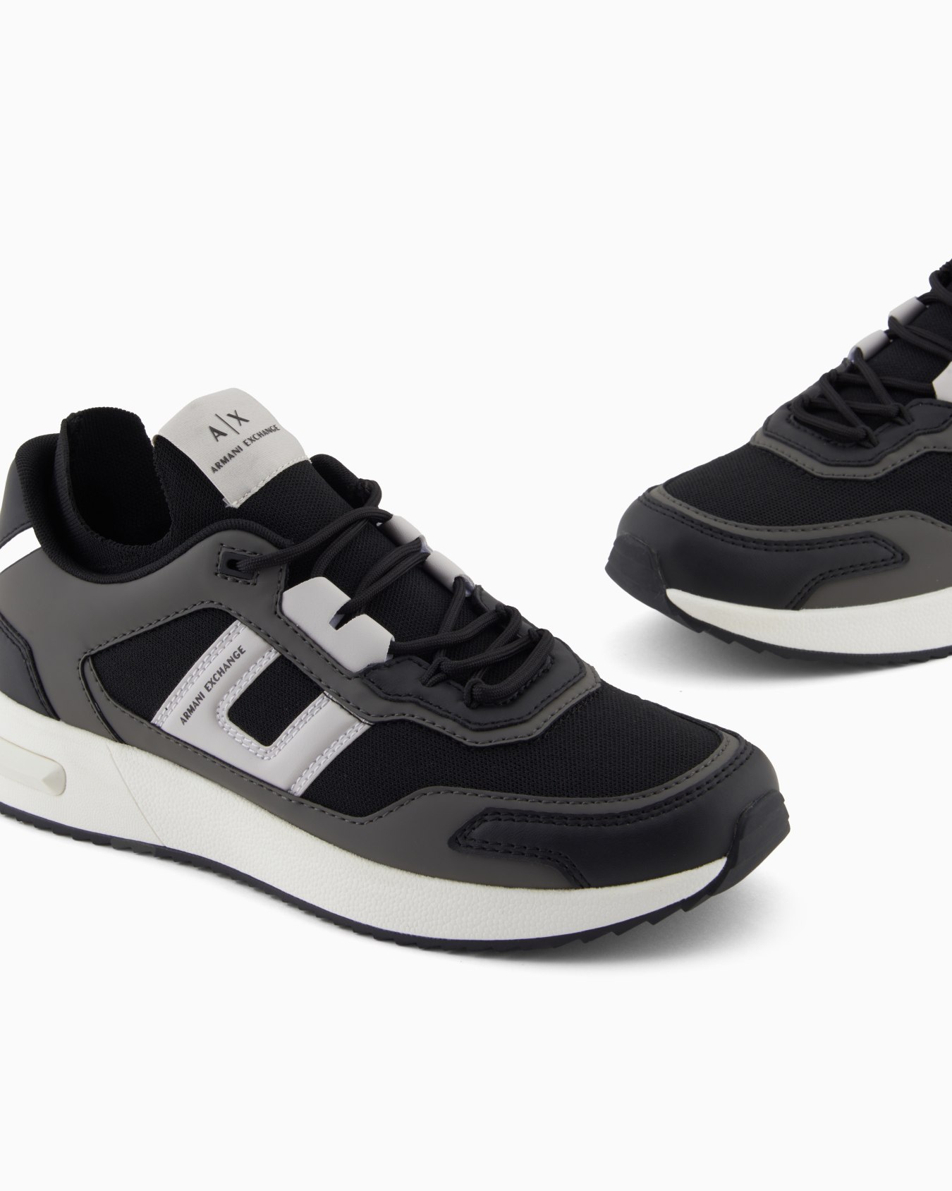 Sneakers with contrasting details Slide 4