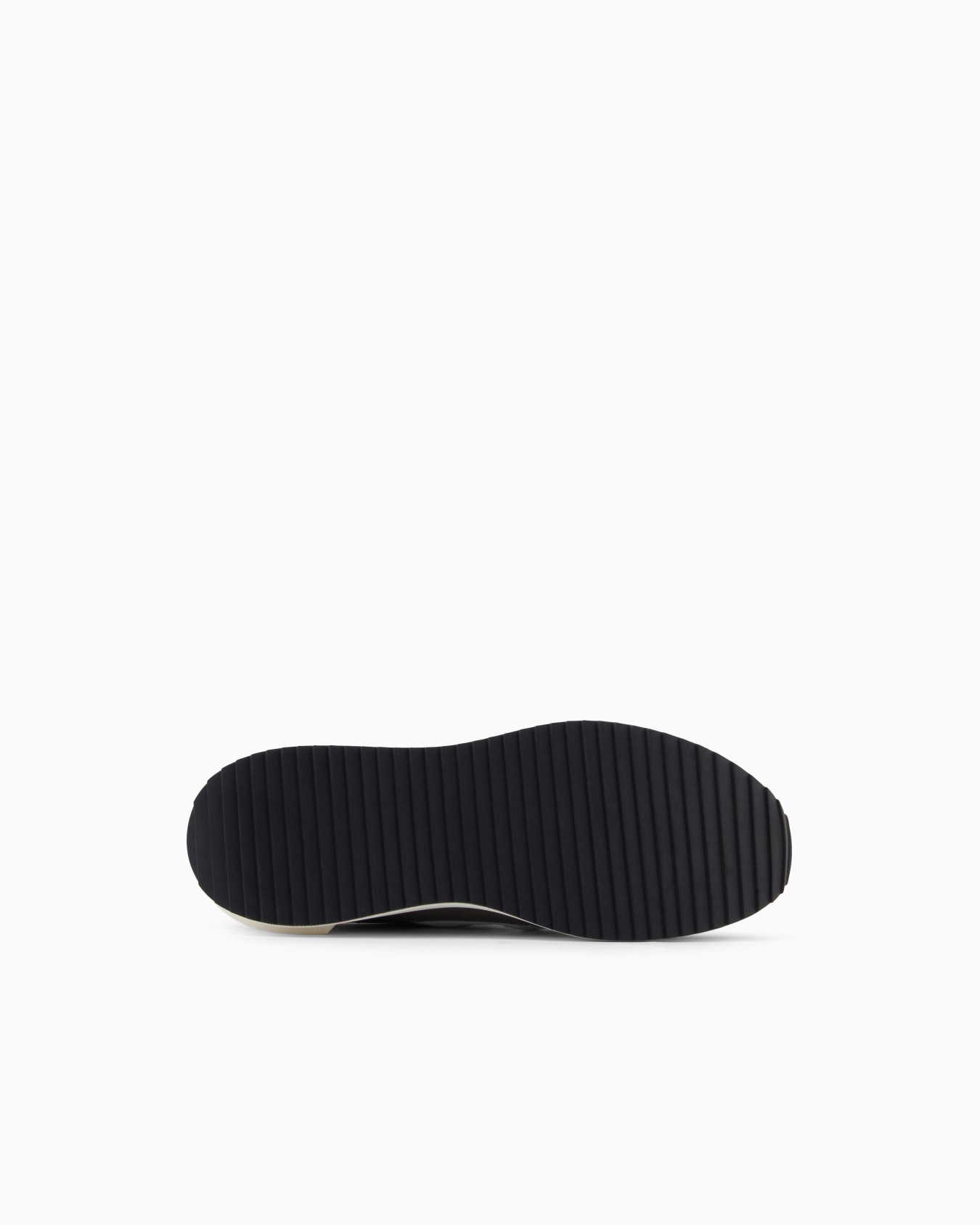 Sneakers with contrasting details Slide 5