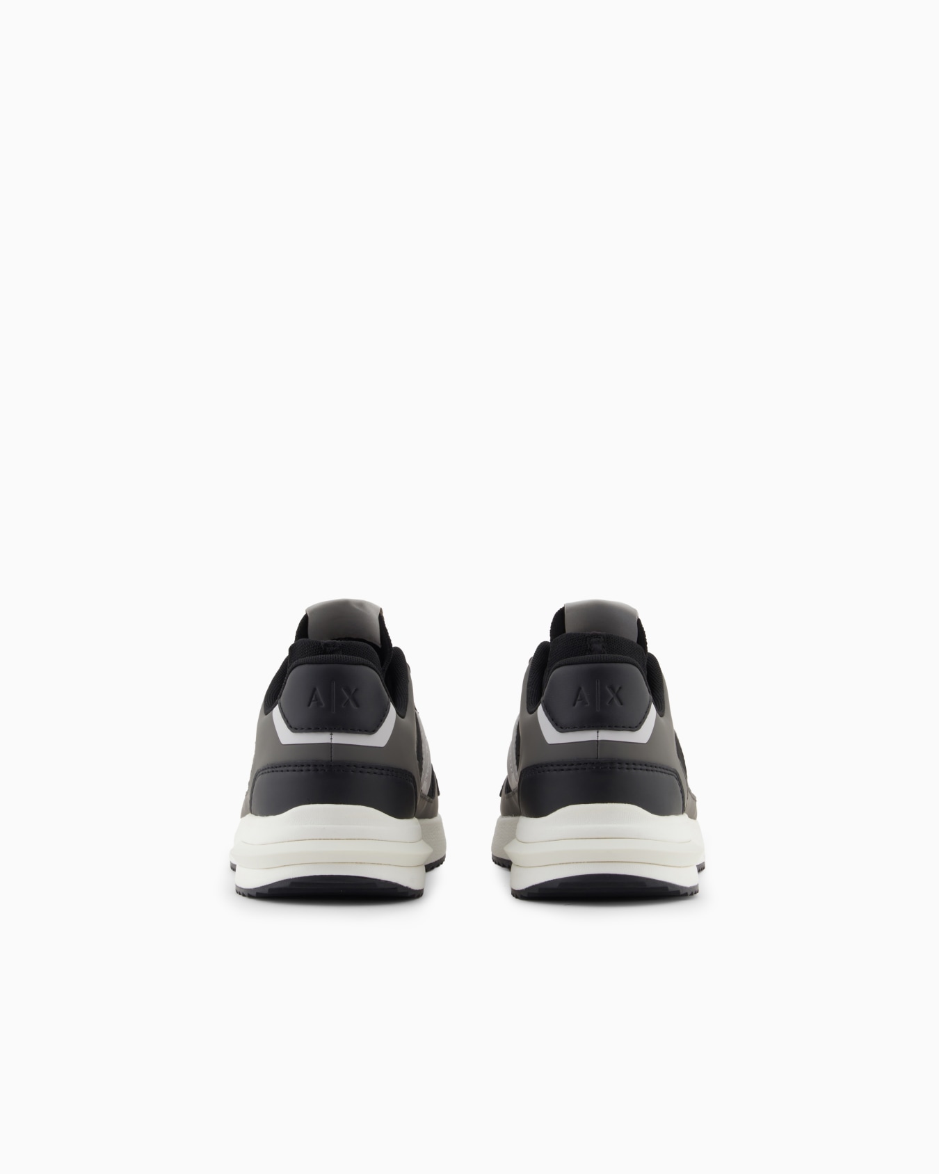 Sneakers with contrasting details Slide 3