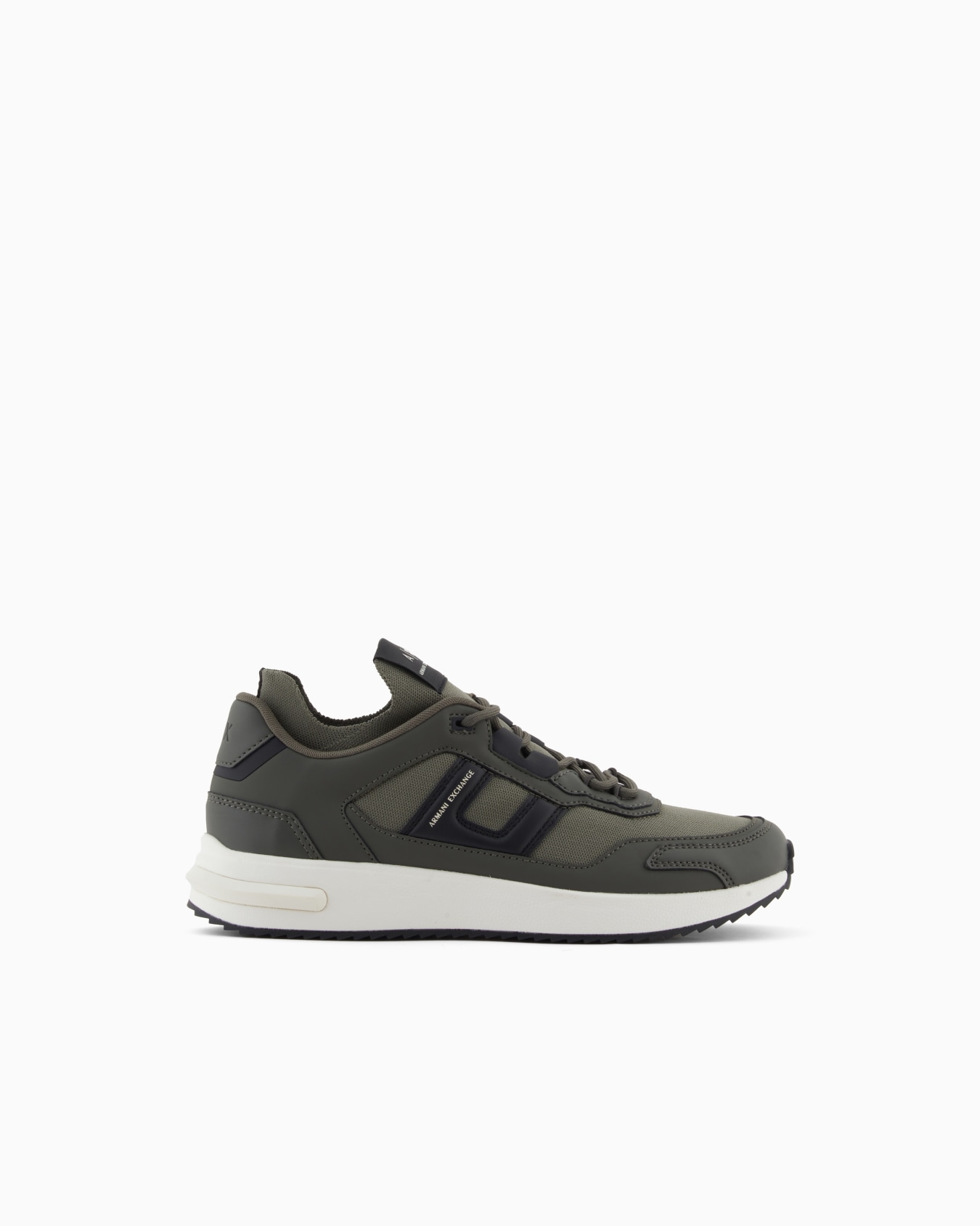 Sneakers with contrasting details Slide 0